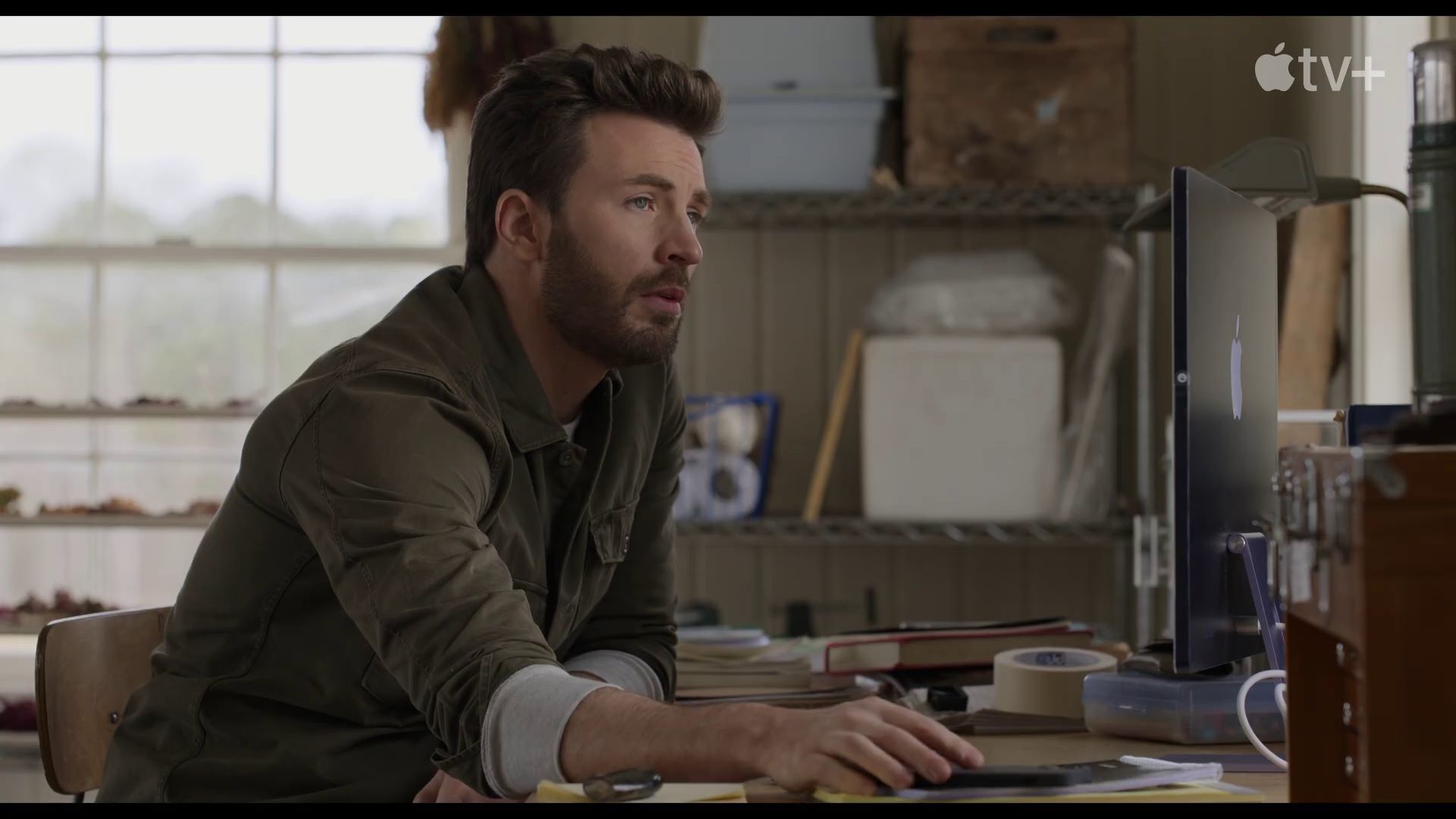 کریس ایوانز در یکی از سکانس‌های فیلم Ghosted شبکه‌ی اپل تی وی پلاس