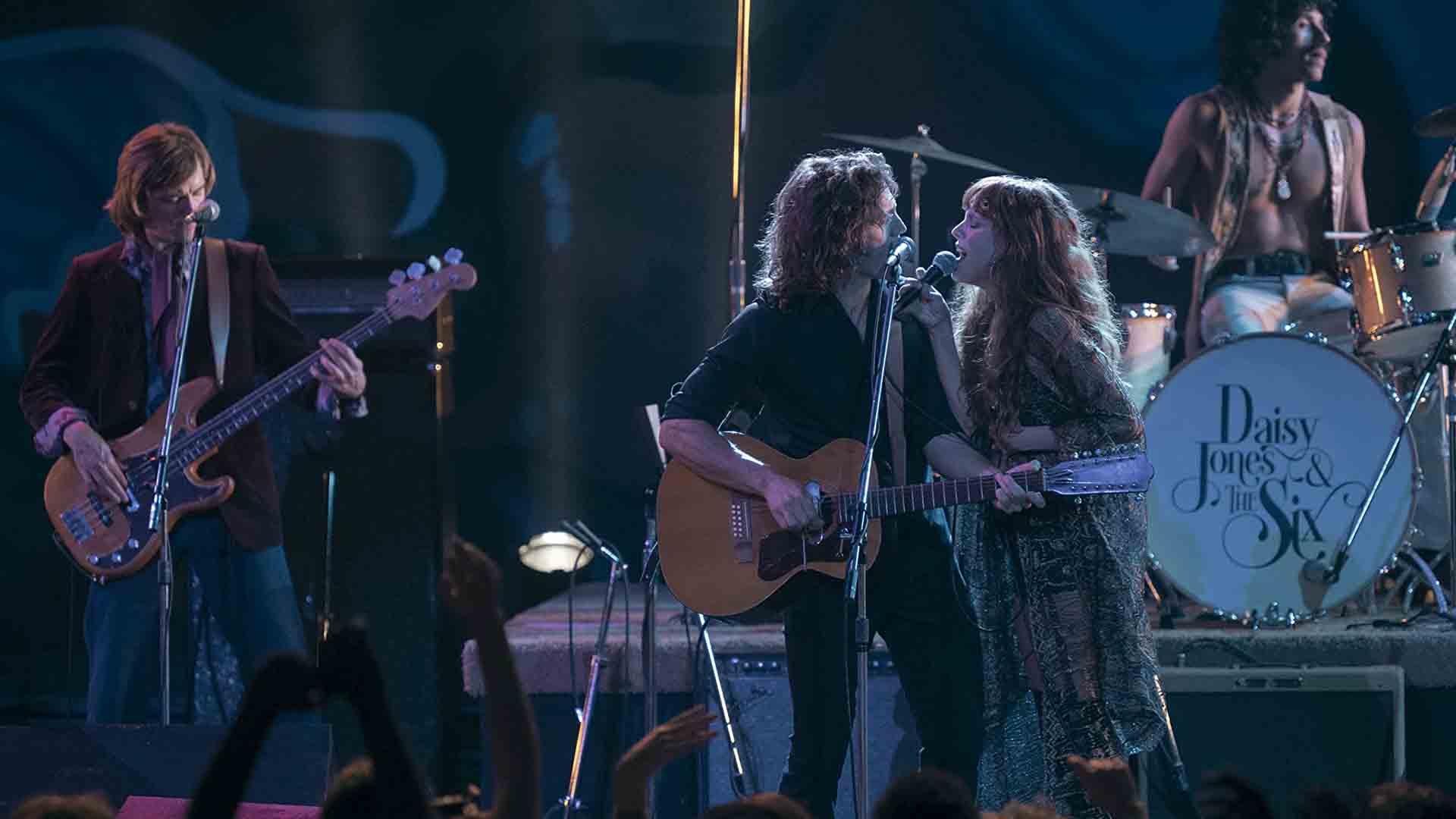 اجرای زنده دیزی جونز و بیلی دان در سریال Daisy Jones & The Six