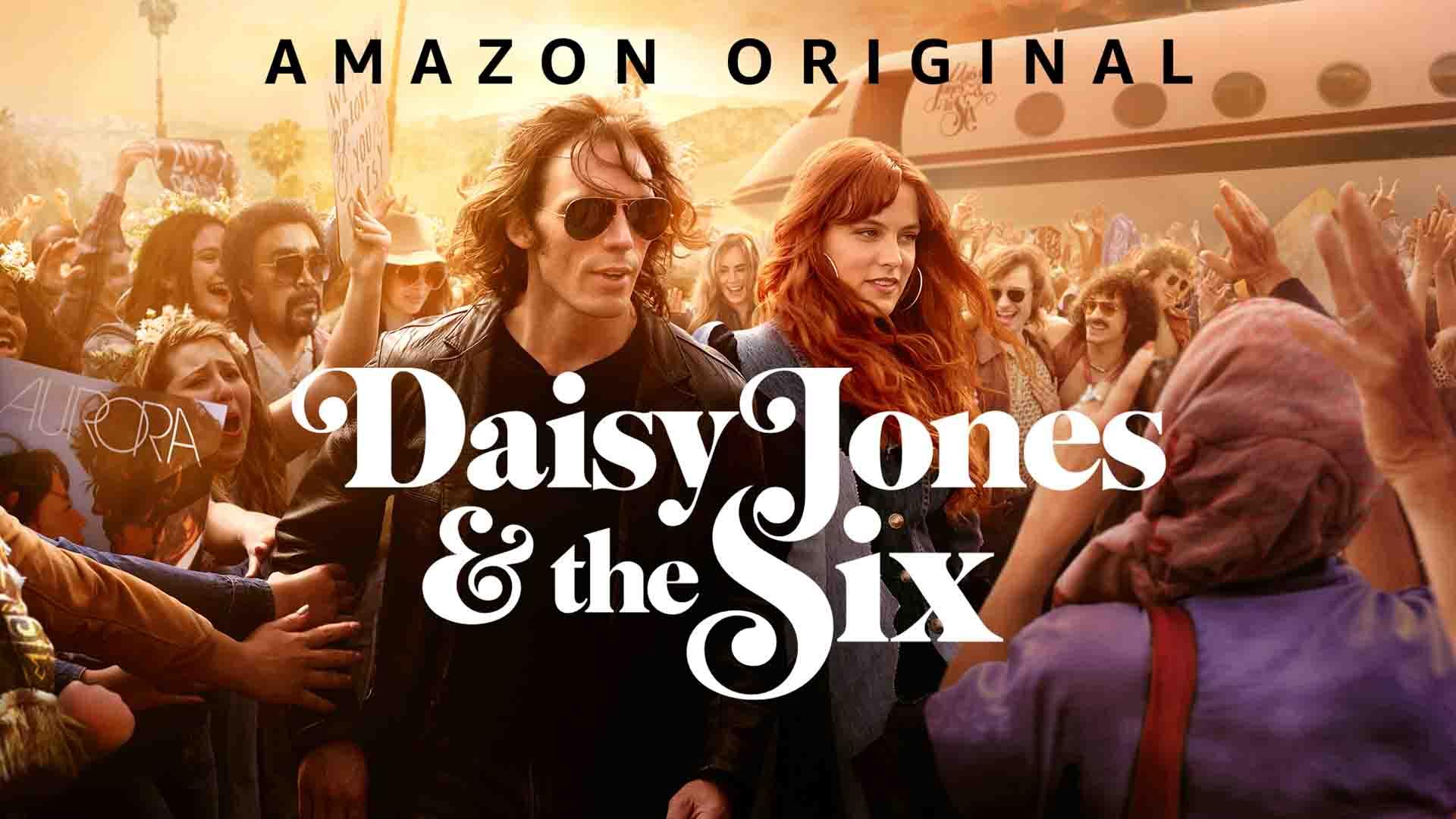 اعضای گروه Daisy Jones & The Six در حال عبور از مقابل طرفداران و خبرنگاران