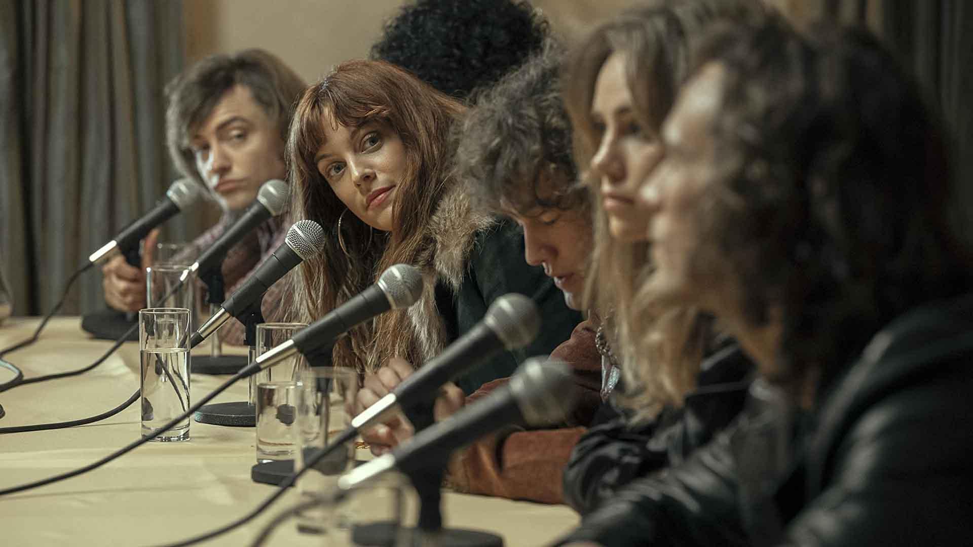 اعضای گروه دیزی جونز و شش نفر در کنفرانس مطبوعاتی در سریال Daisy Jones & The Six