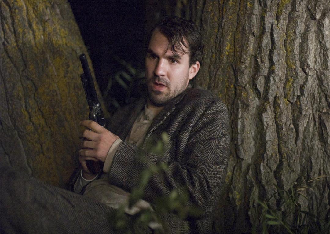 شخصیت دیک لیدیل در حال دفاع از خود در فیلم لحظاتی پیش از قتل شخصیت هیت وود در فیلم The Assassination of Jesse James by the Coward Robert Ford