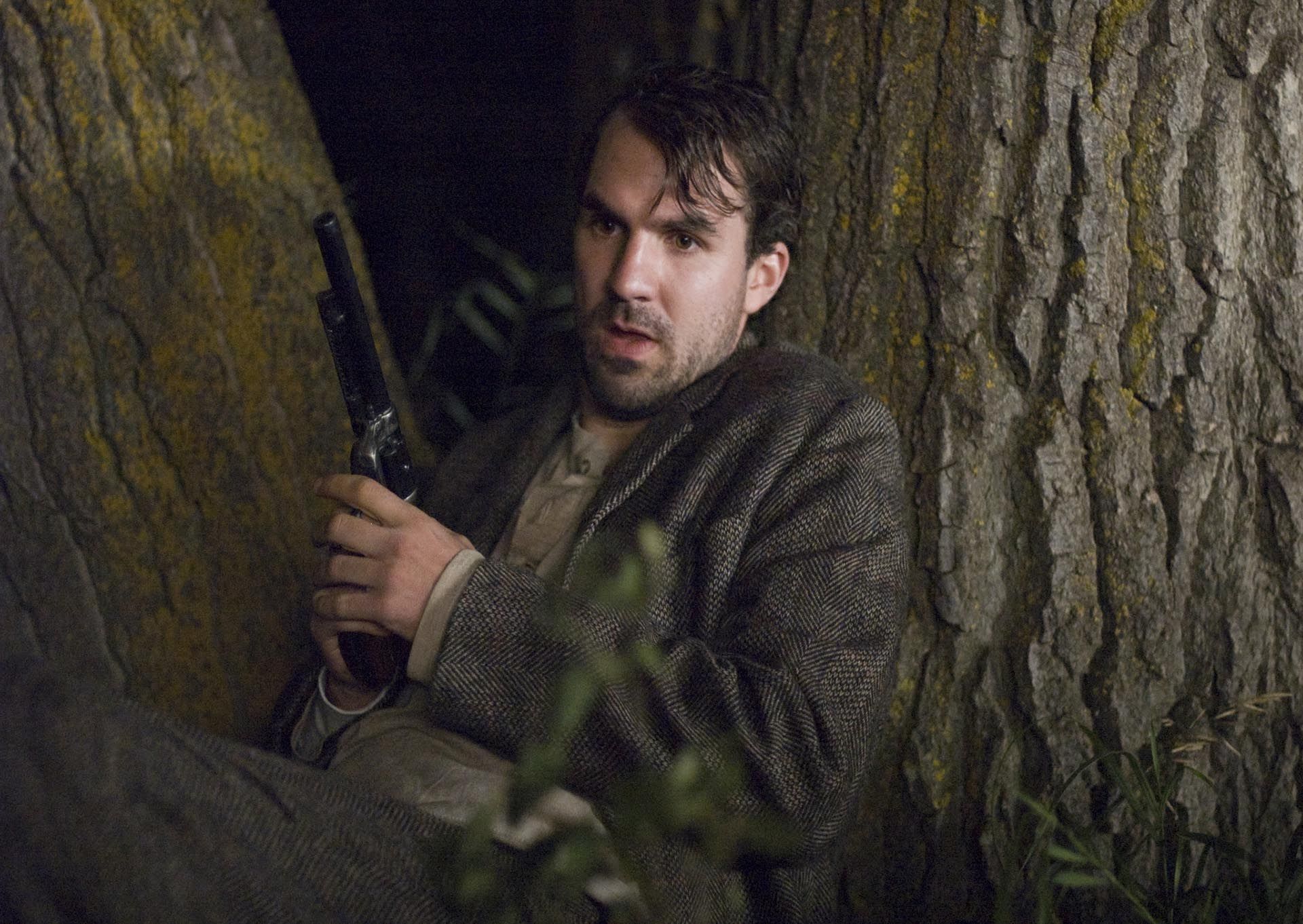 شخصیت دیک لیدیل در حال دفاع از خود در فیلم لحظاتی پیش از قتل شخصیت هیت وود در فیلم The Assassination of Jesse James by the Coward Robert Ford