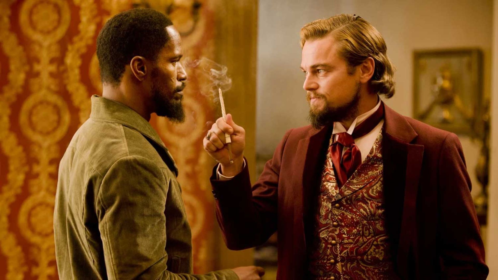سیگار بلند در دست لئوناردو دیکاپریو در فیلم Django Unchained (جنگوی آزادشده) به کارگردانی کوئنتین تارانتینو