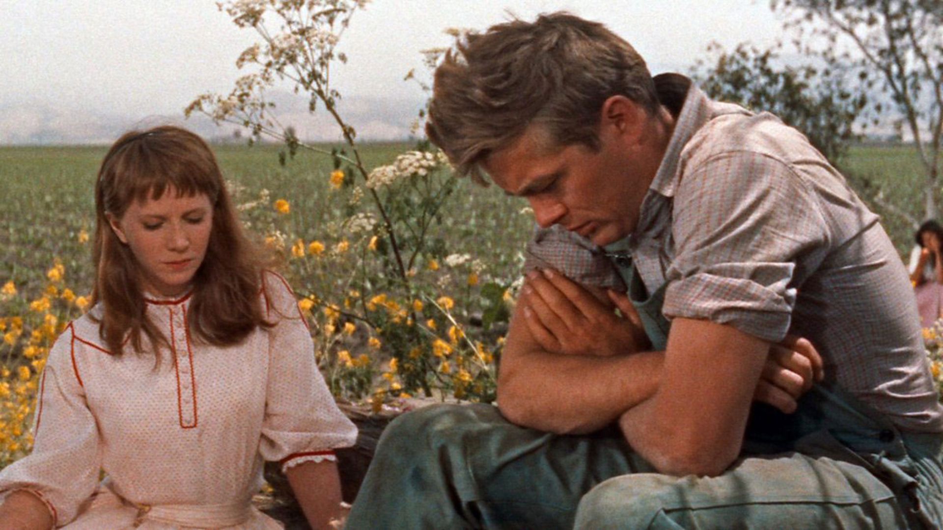 جیمز دین در مزرعه مشغول گفت‌وگو با دختر جوان فیلم East of Eden الیا کازان