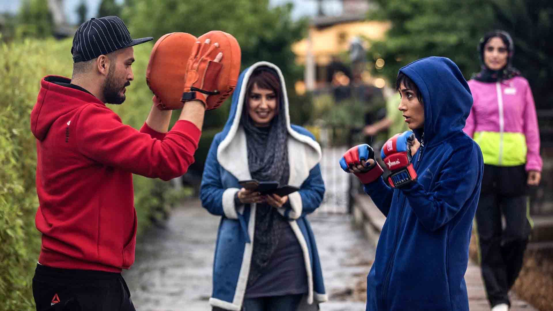 خاطره اسدی و میلاد کی‌مرام در حال تمرین بوکس در سریال ممنوعه