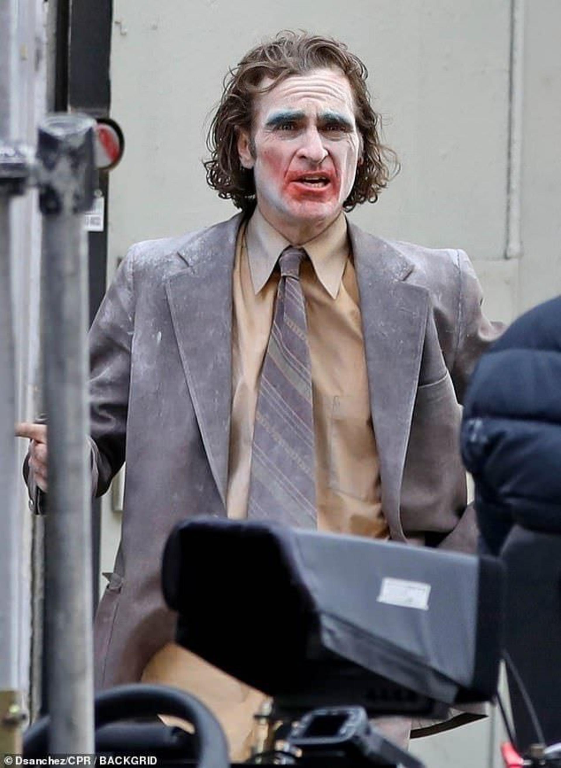 2023-3-joaquin-phoenix-runs-streets-la-filming-joker-2-folie-deux-02