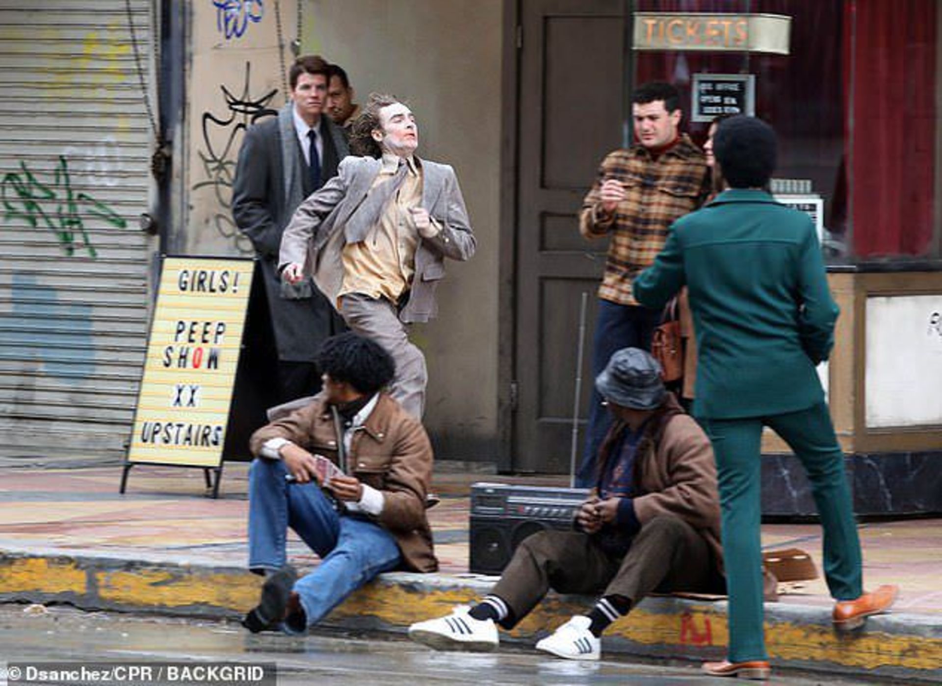 2023-3-joaquin-phoenix-runs-streets-la-filming-joker-2-folie-deux-03