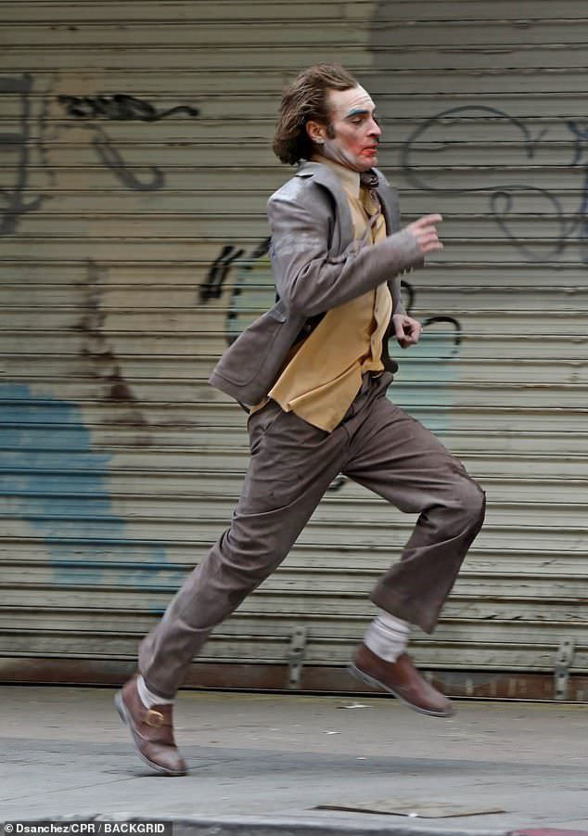 2023-3-joaquin-phoenix-runs-streets-la-filming-joker-2-folie-deux-04