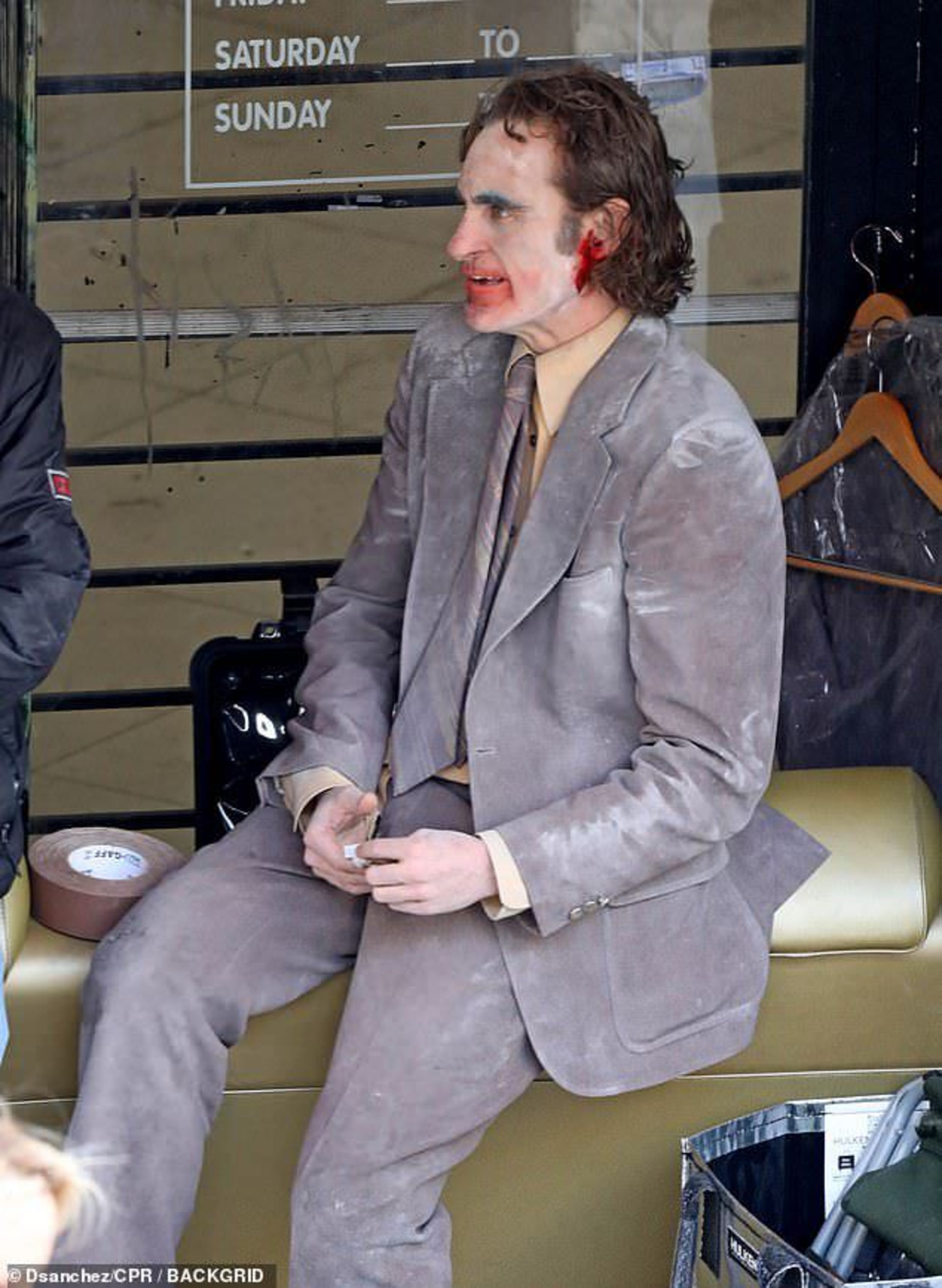 2023-3-joaquin-phoenix-runs-streets-la-filming-joker-2-folie-deux-05