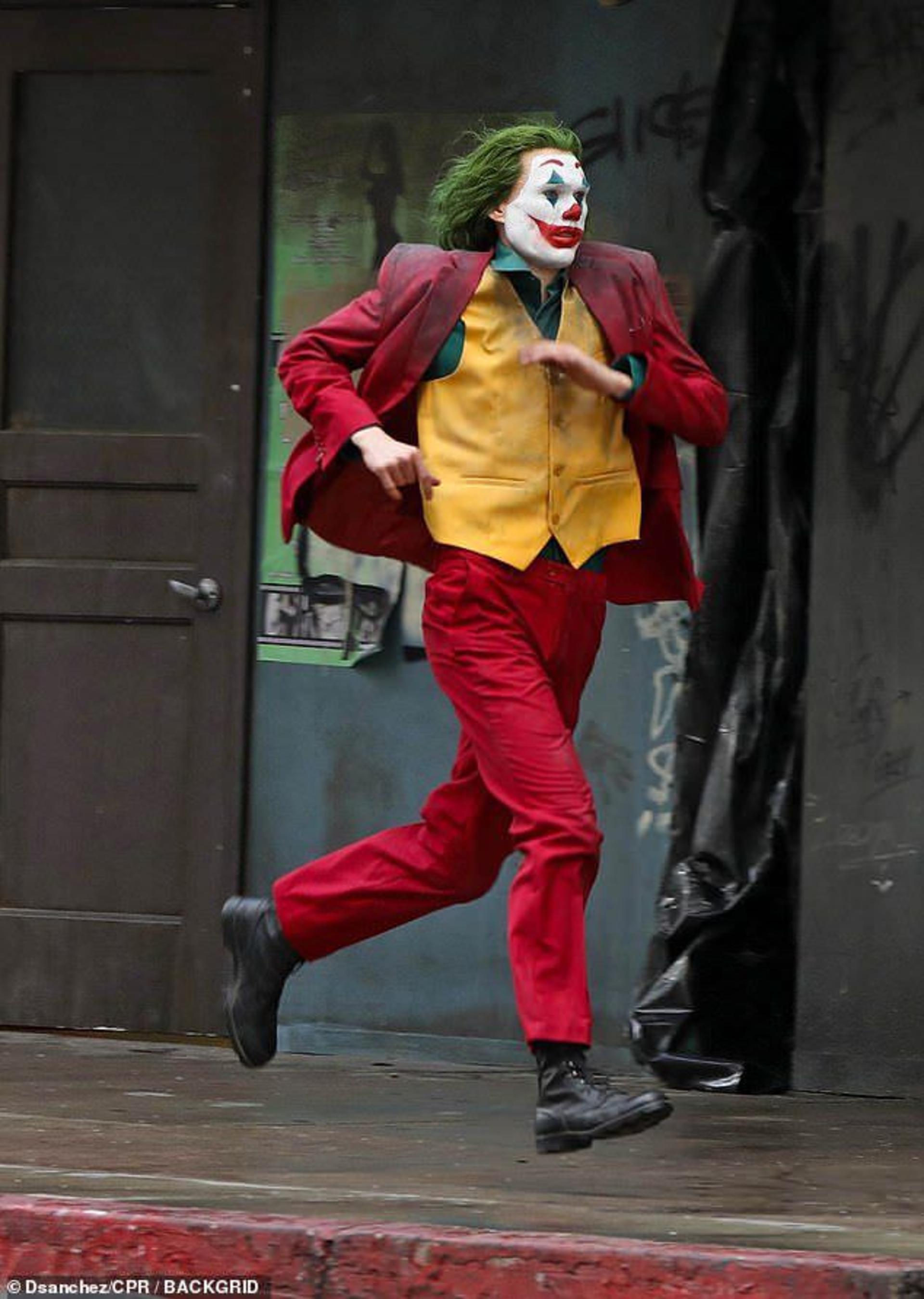 2023-3-joaquin-phoenix-runs-streets-la-filming-joker-2-folie-deux-06