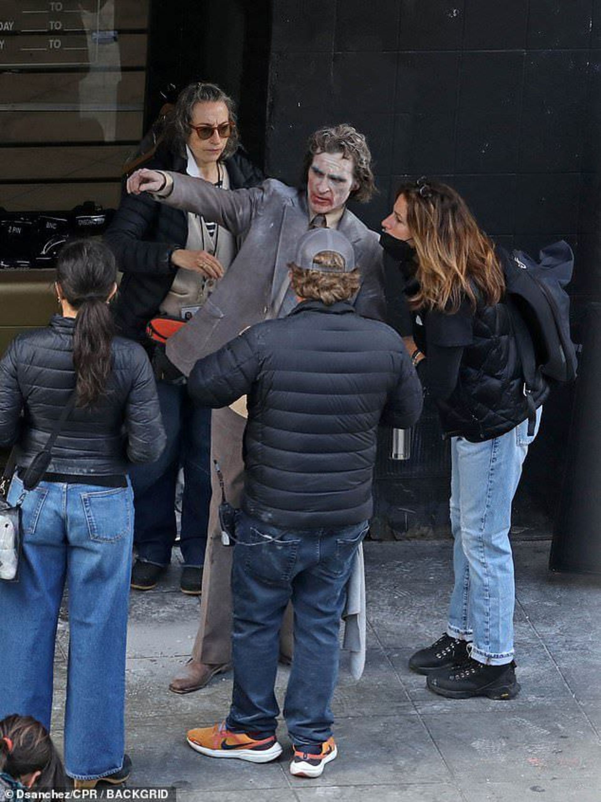 2023-3-joaquin-phoenix-runs-streets-la-filming-joker-2-folie-deux-07