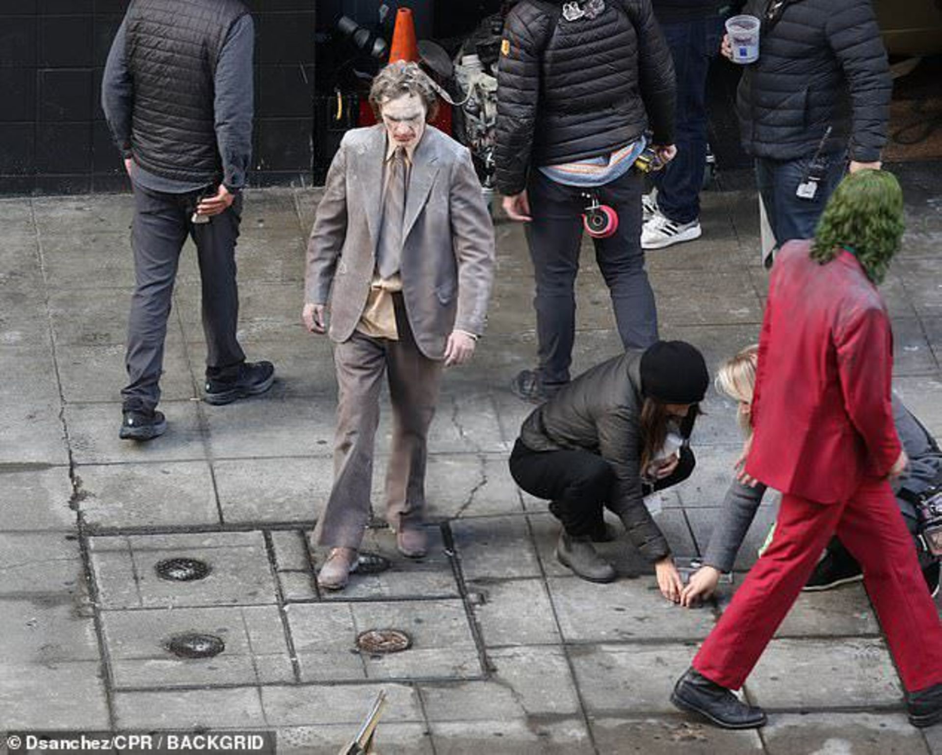 2023-3-joaquin-phoenix-runs-streets-la-filming-joker-2-folie-deux-08