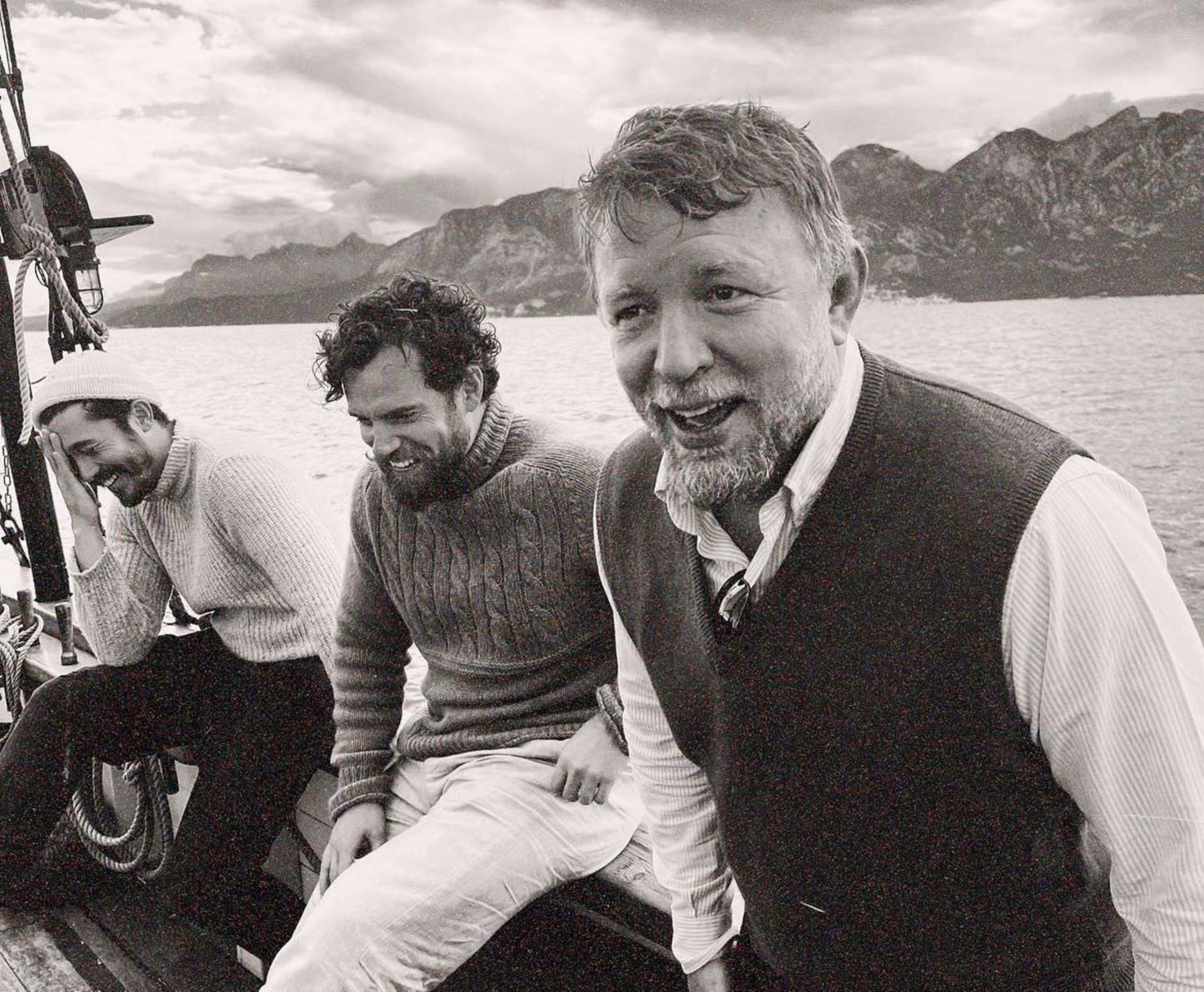 گای ریچی و هنری کویل در پشت صحنه فیلم The Ministry of Ungentlemanly Warfare