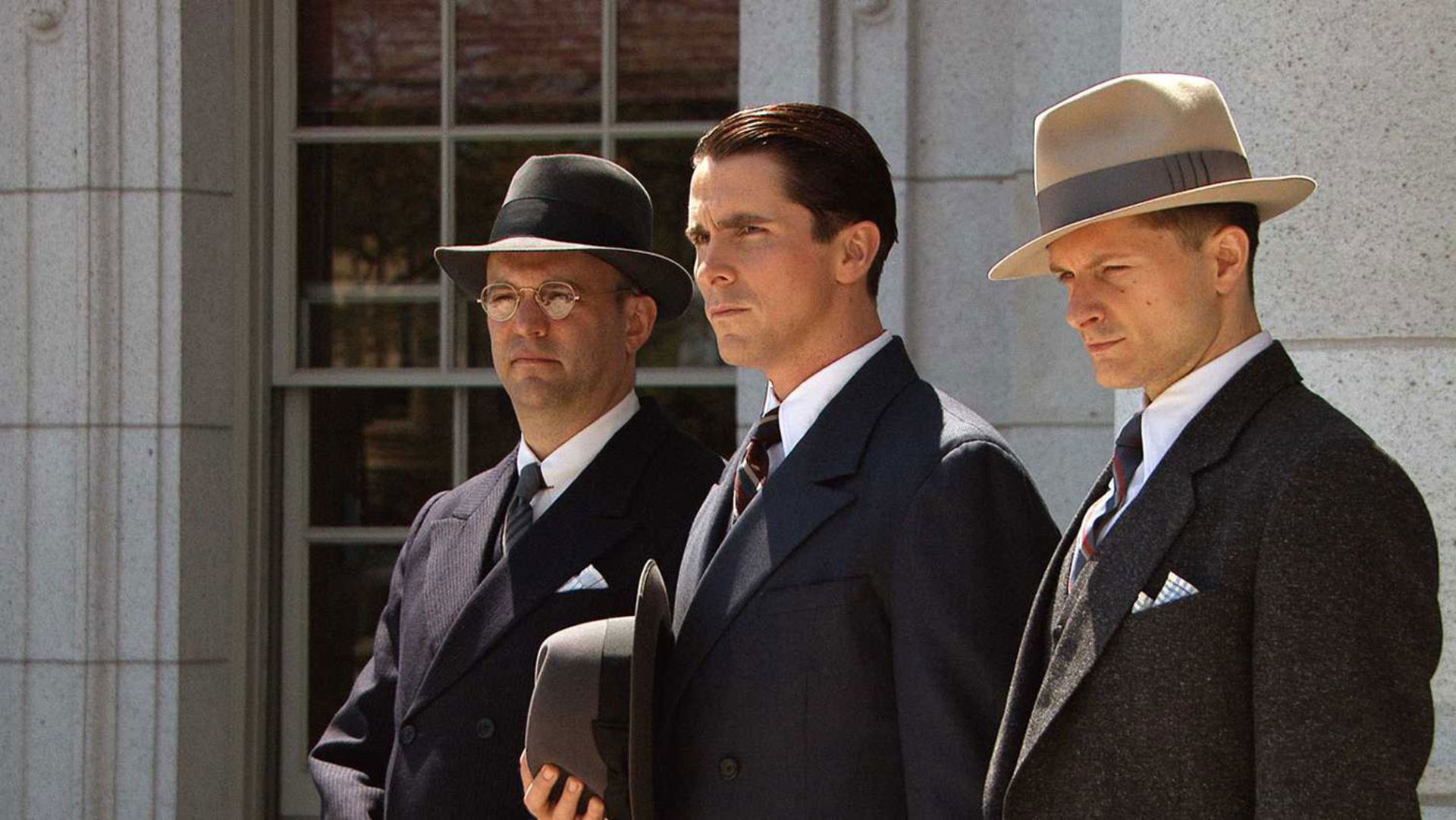 کریستین بیل در حال تلاش برای دستگیر کردن یک دزد بزرگ در فیلم Public Enemies مایکل مان