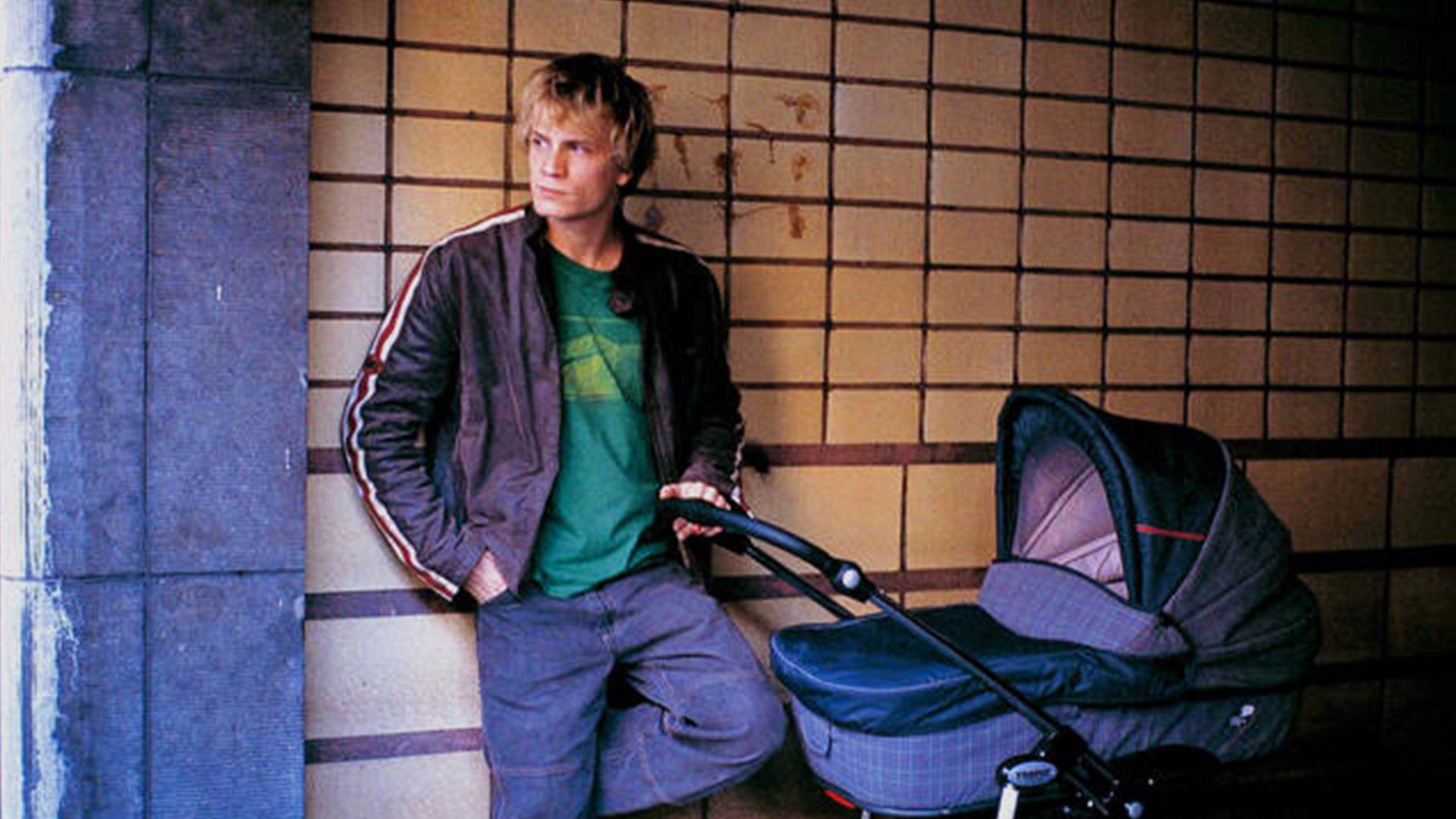 برونو همراه با بچه در فیلم the child