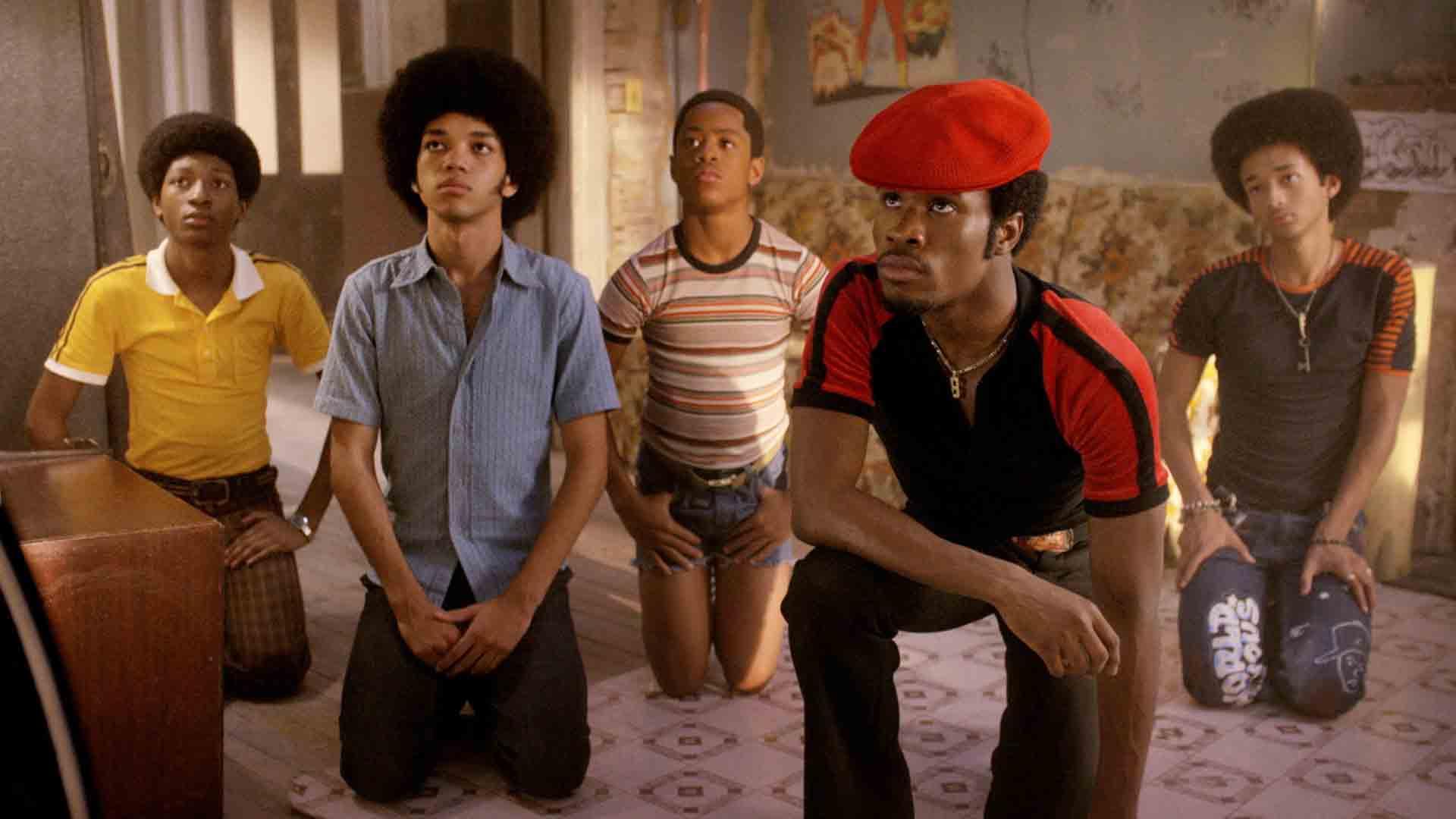اعضای گروه گت داون در سریال The Get Down روی زمین نشسته‌اند