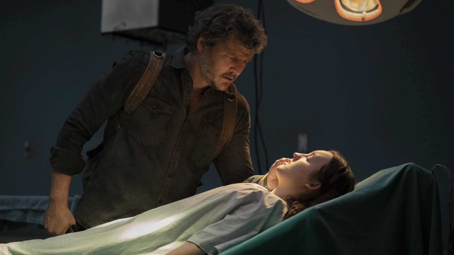 جول الی را در اتاق عمل پیدا می‌کند سریال the last of us