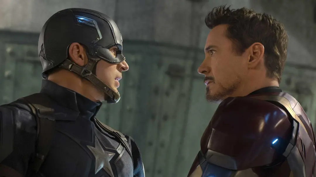 تونی استارک و استیو راجرز در فیلم Captain America: Civil War، یکی از برترین فیلم های ابرقهرمانی تاریخ سینما