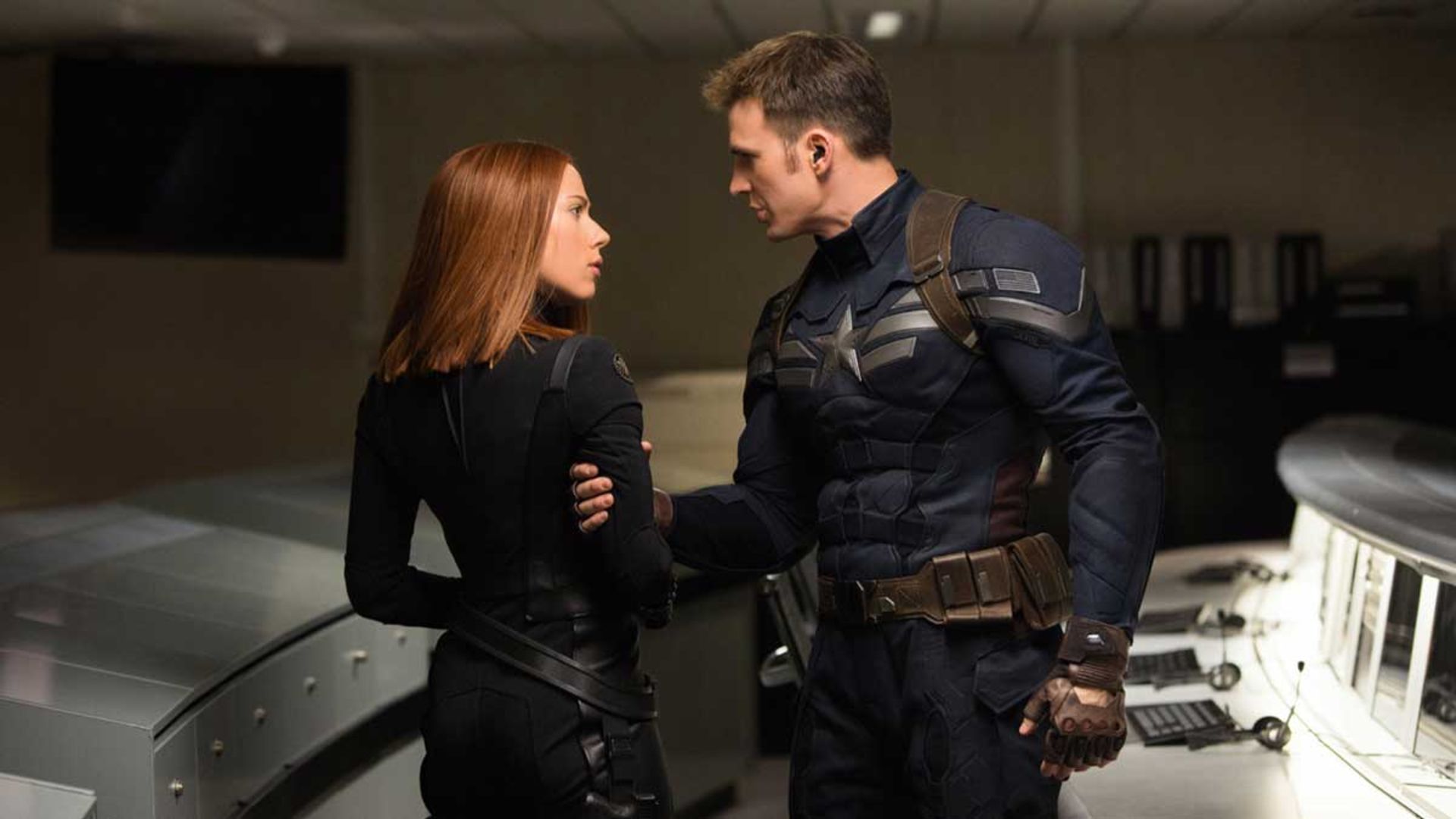 کاپیتان آمریکا با بازی کریس ایوانز و بیوه سیاه با بازی اسکارلت جوهانسون در فیلم Captain America: The Winter Soldier، یکی از بهترین فیلم های ابرقهرمانی تاریخ سینما