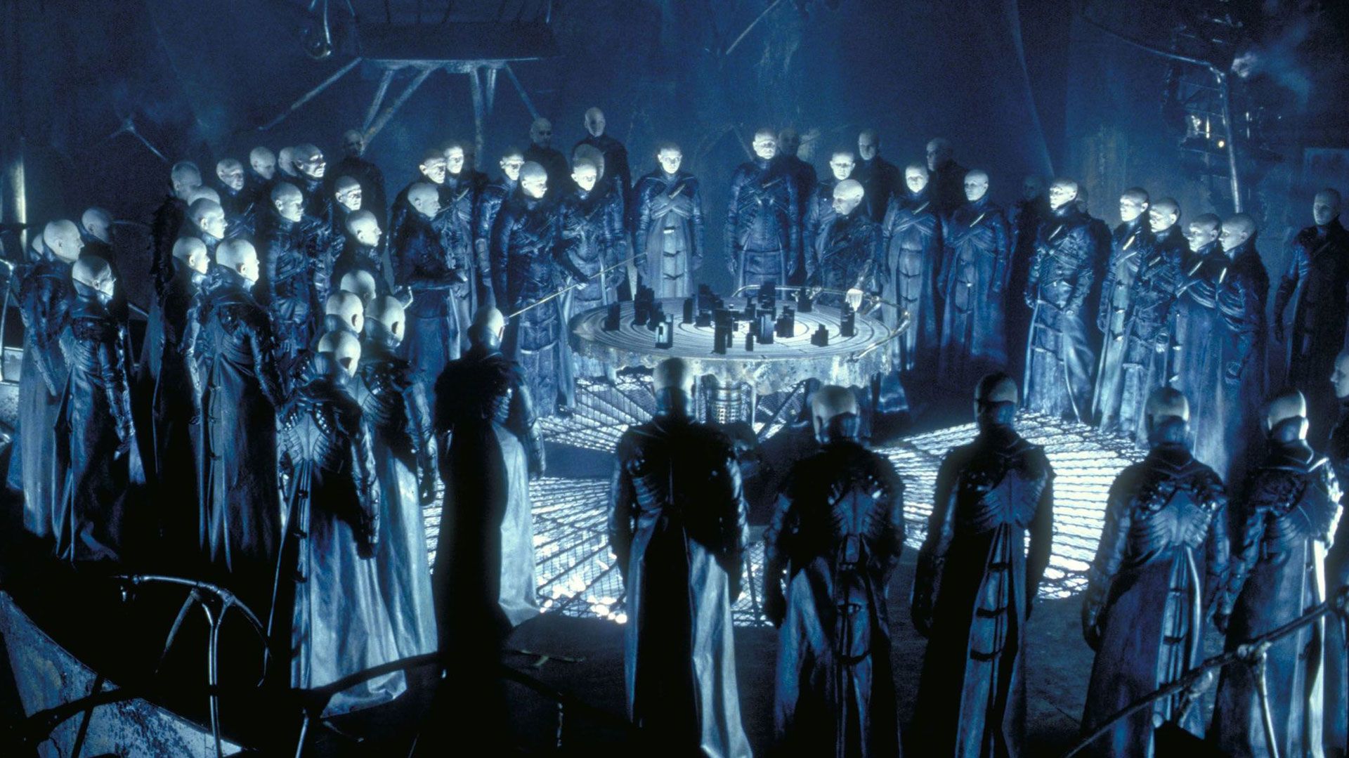 محفل عجیب در فیلم Dark City با بازی جنیفر کانلی