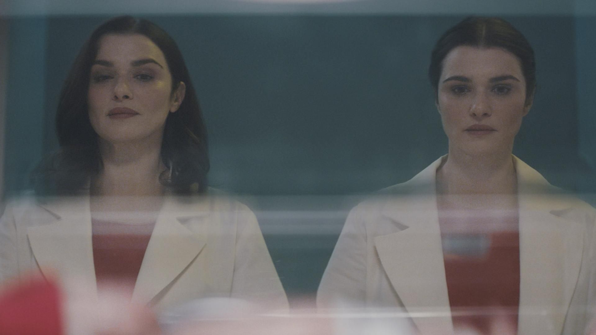 ریچل وایس در نقش دو خواهر در سریال Dead Ringers