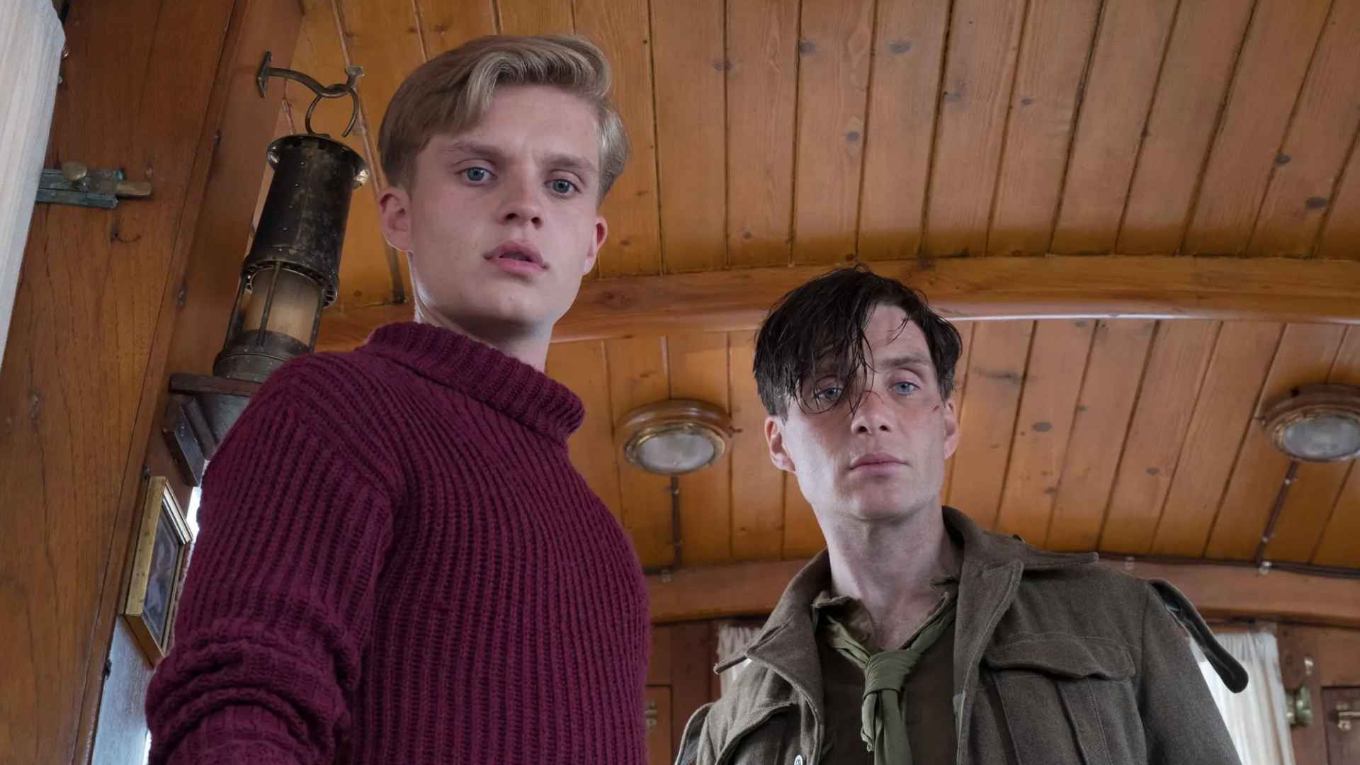 کلین مورفی به همراه یک سرباز دیگر در فیلم Dunkirk