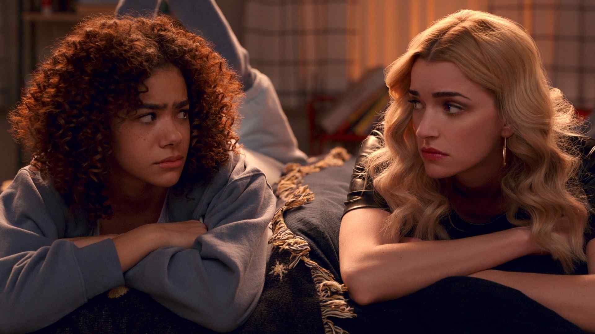 برایان هاووی و آنتونیا جنتری در حال نگاه کردن به هم در سریال Ginny & Georgia