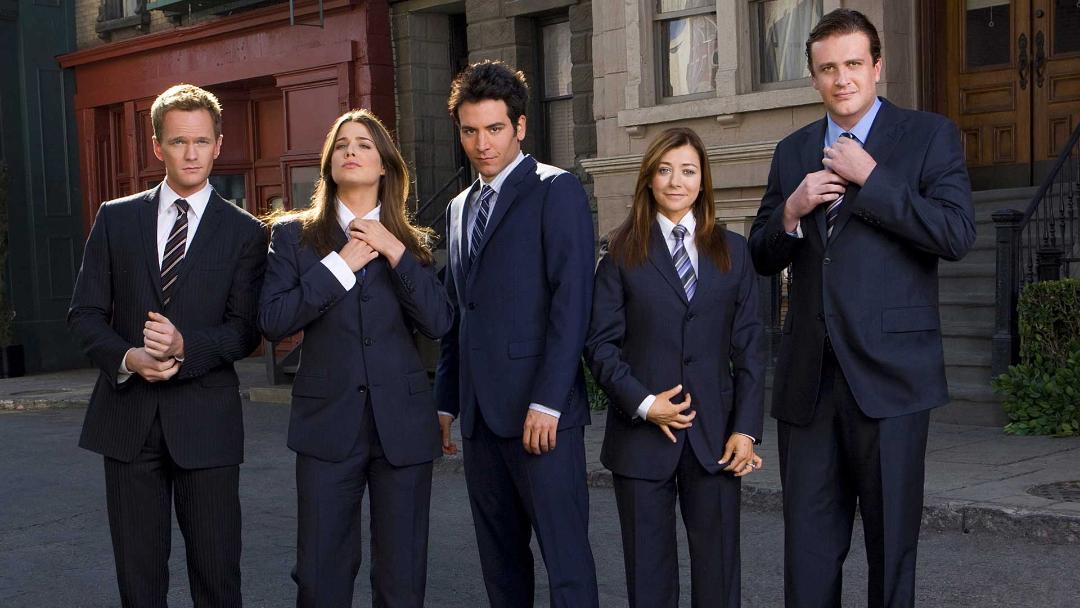شخصیت ها با کت و شلوار در خیابان سریال How I Met Your Mother (آشنایی با مادر)، یکی از بهترین سیتکام های تاریخ
