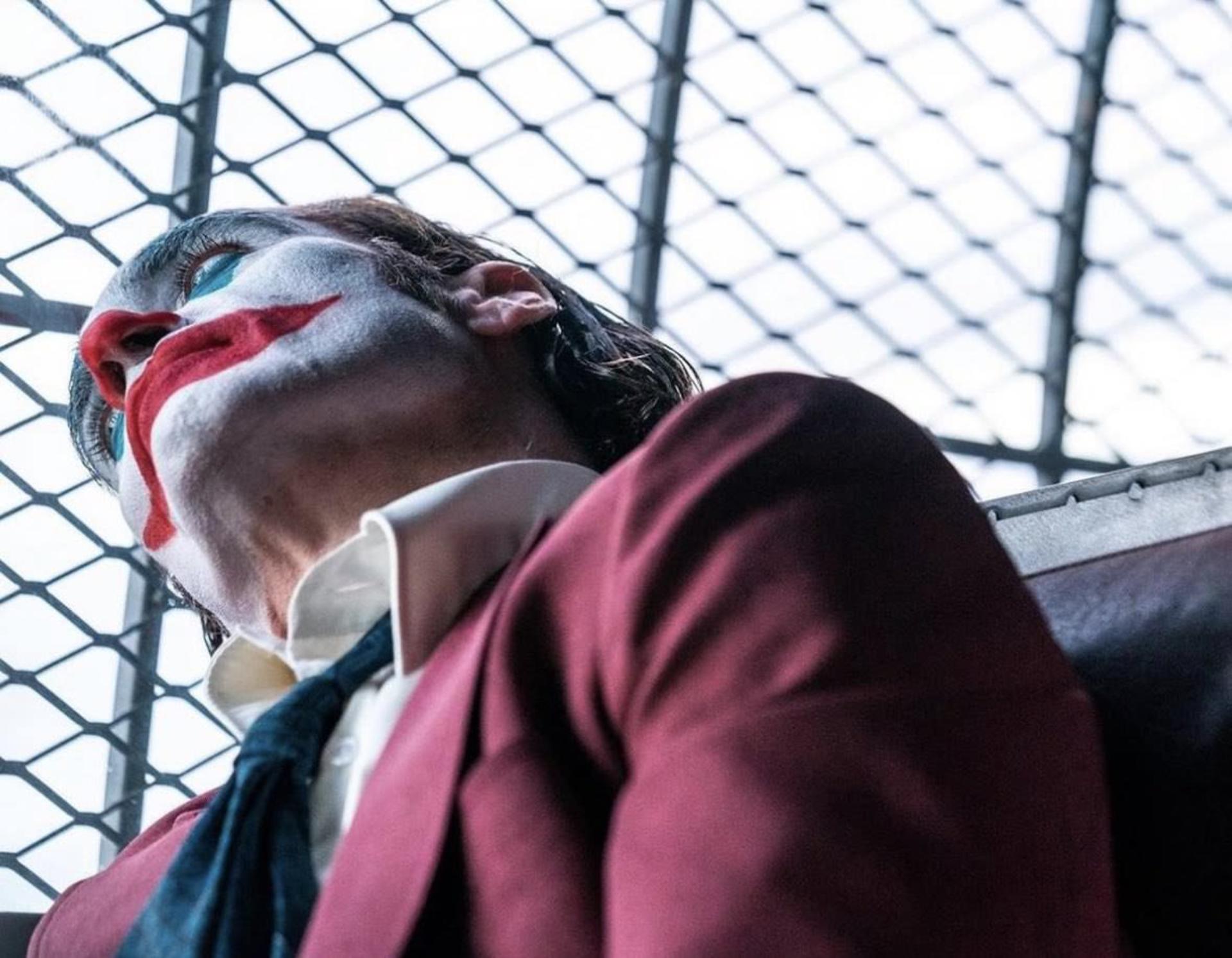 واکین فینیکس با ظاهر کامل جوکر در فیلم Joker: Folie à Deux