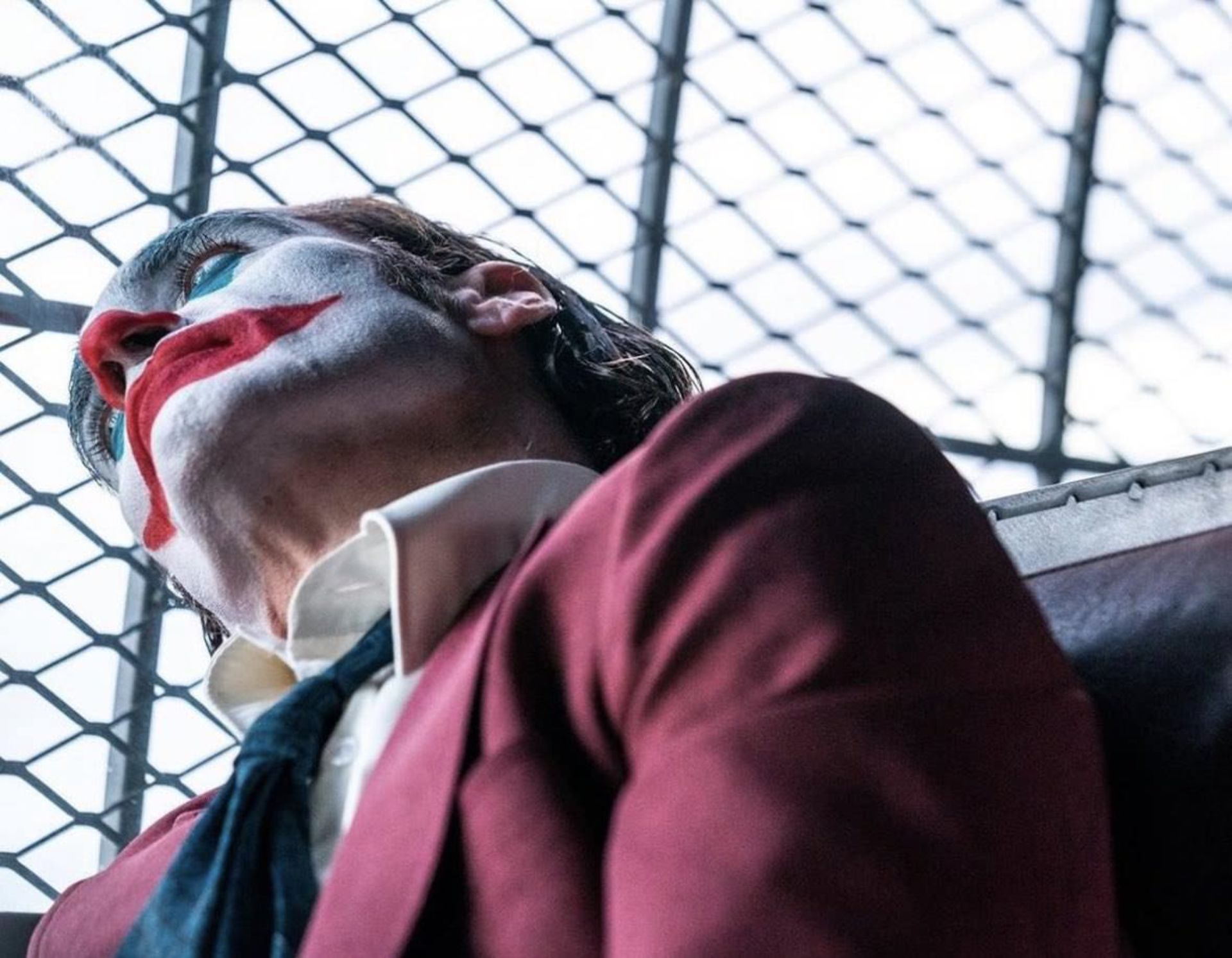 واکین فینیکس با ظاهر کامل جوکر در فیلم Joker: Folie à Deux
