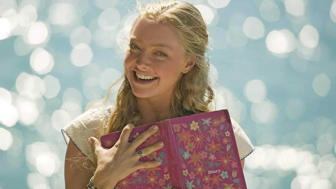 آماندا سایفر در فیلم Mama Mia! کتابی را در آغوش گرفته است