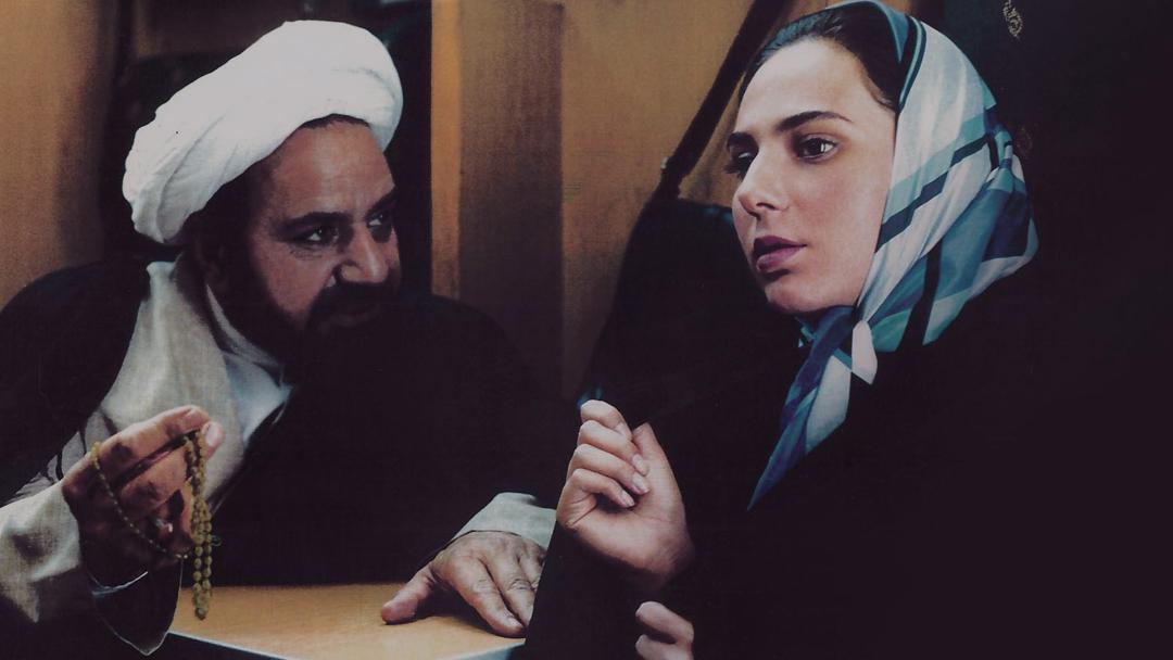 رضا مارمولک در حال حرف زدن در فیلم مارمولک
