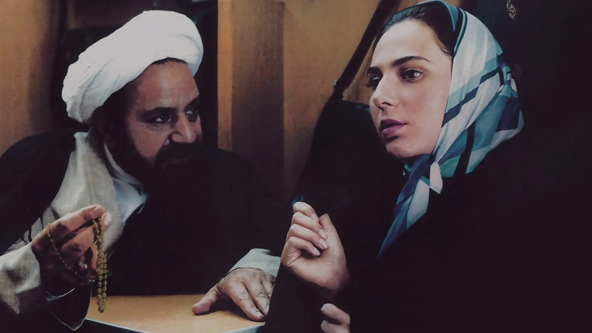 رضا مارمولک در حال حرف زدن در فیلم مارمولک