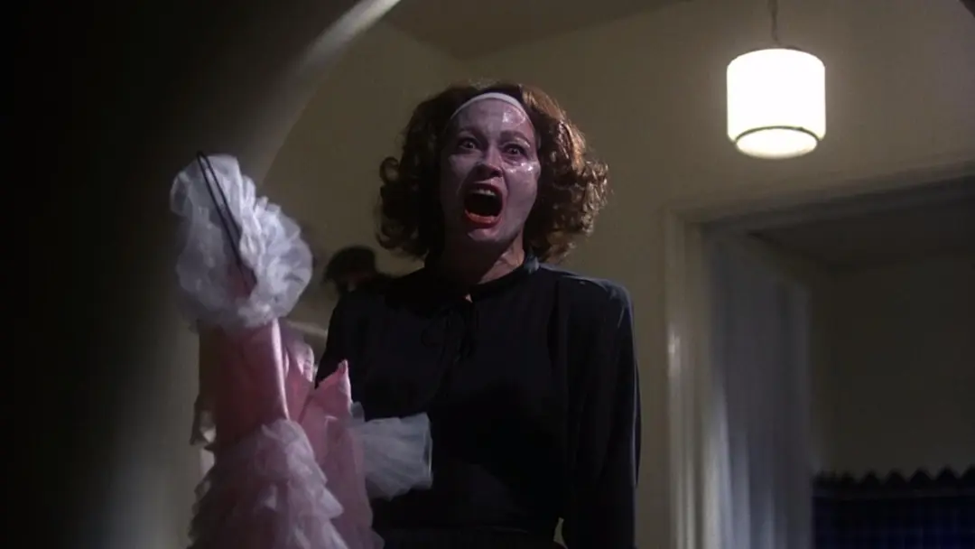 فی داناوی در حال فریاد زدن در فیلم Mommie Dearest