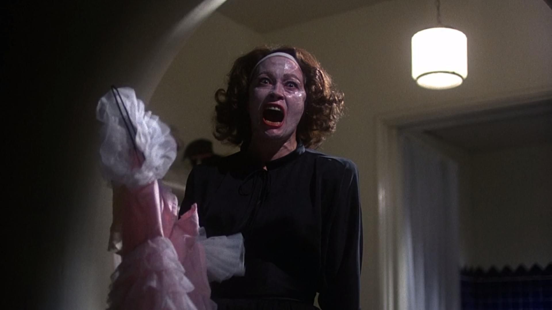 فی داناوی در حال فریاد زدن در فیلم Mommie Dearest