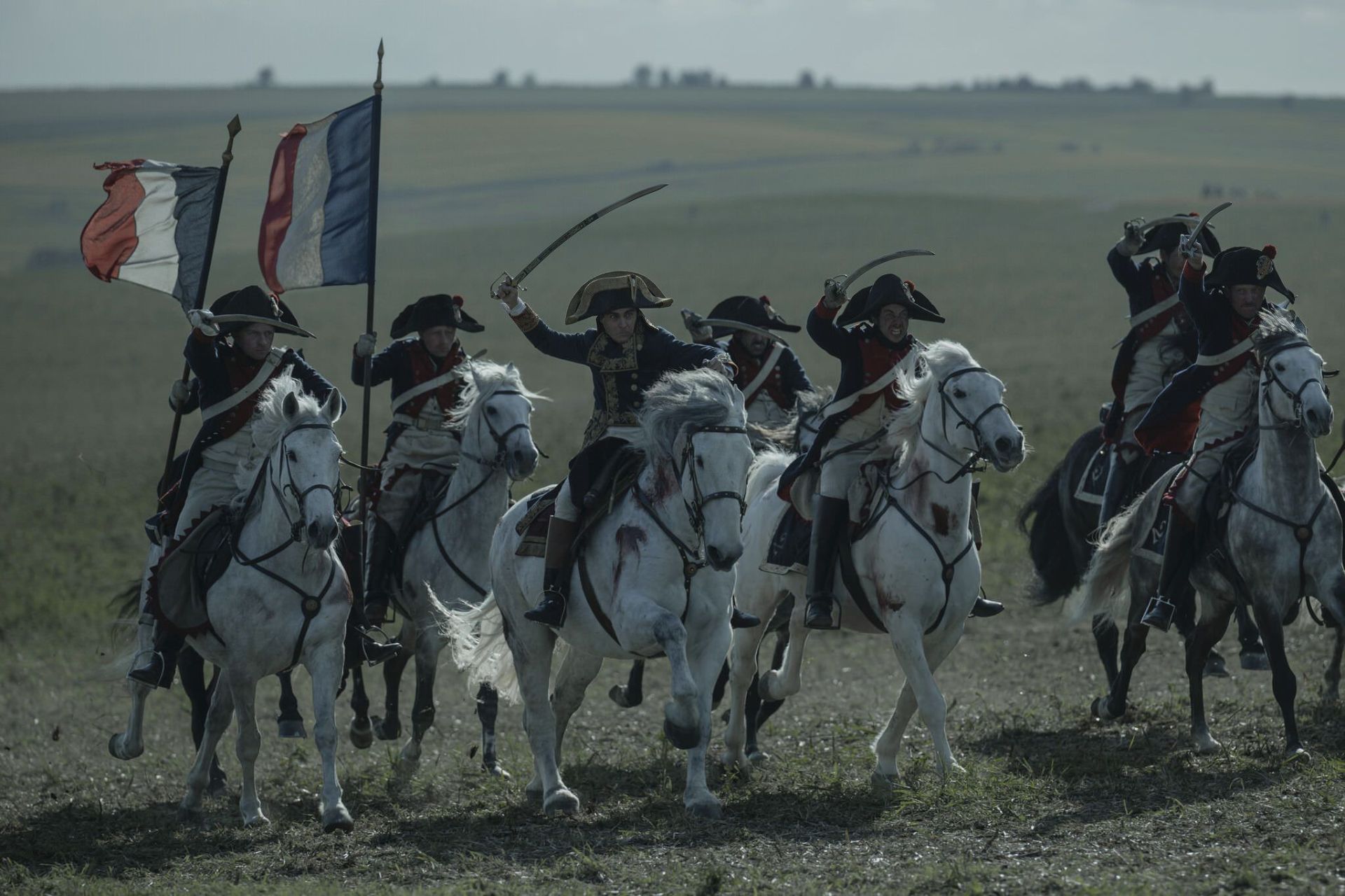 واکین فینیکس در نقش ناپلئون در حال سوارکاری درکنار نیروهایش در فیلم Napoleon ریدلی اسکات