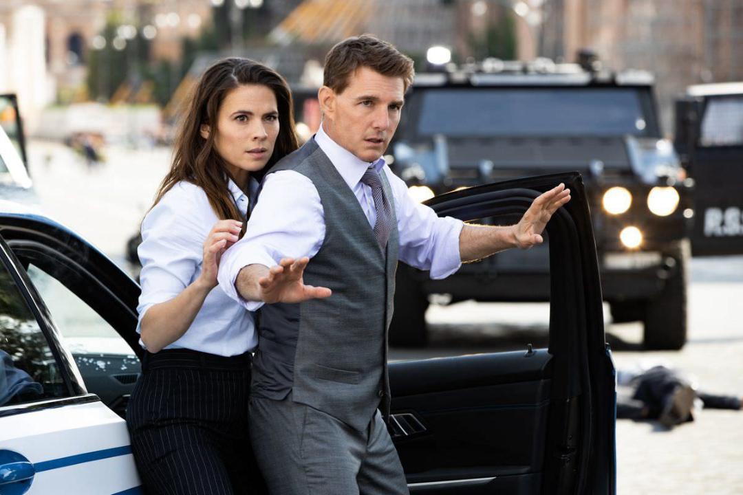 تام کروز در حال محافظت از هیلی اتول در فیلم Mission: Impossible – Dead Reckoning Part One