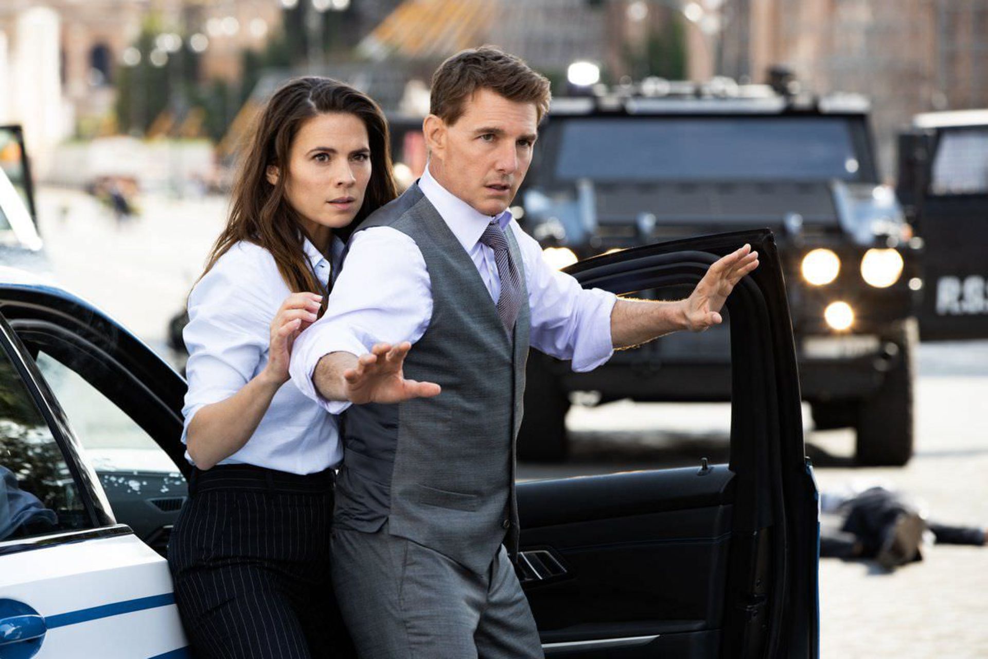 تام کروز در حال محافظت از هیلی اتول در فیلم Mission: Impossible – Dead Reckoning Part One