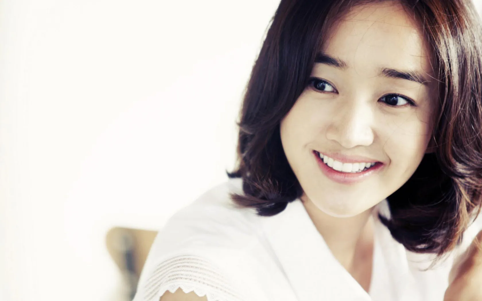 2023-4-park-soo-ae-smiling-66cc7d102b5676090d02abc1