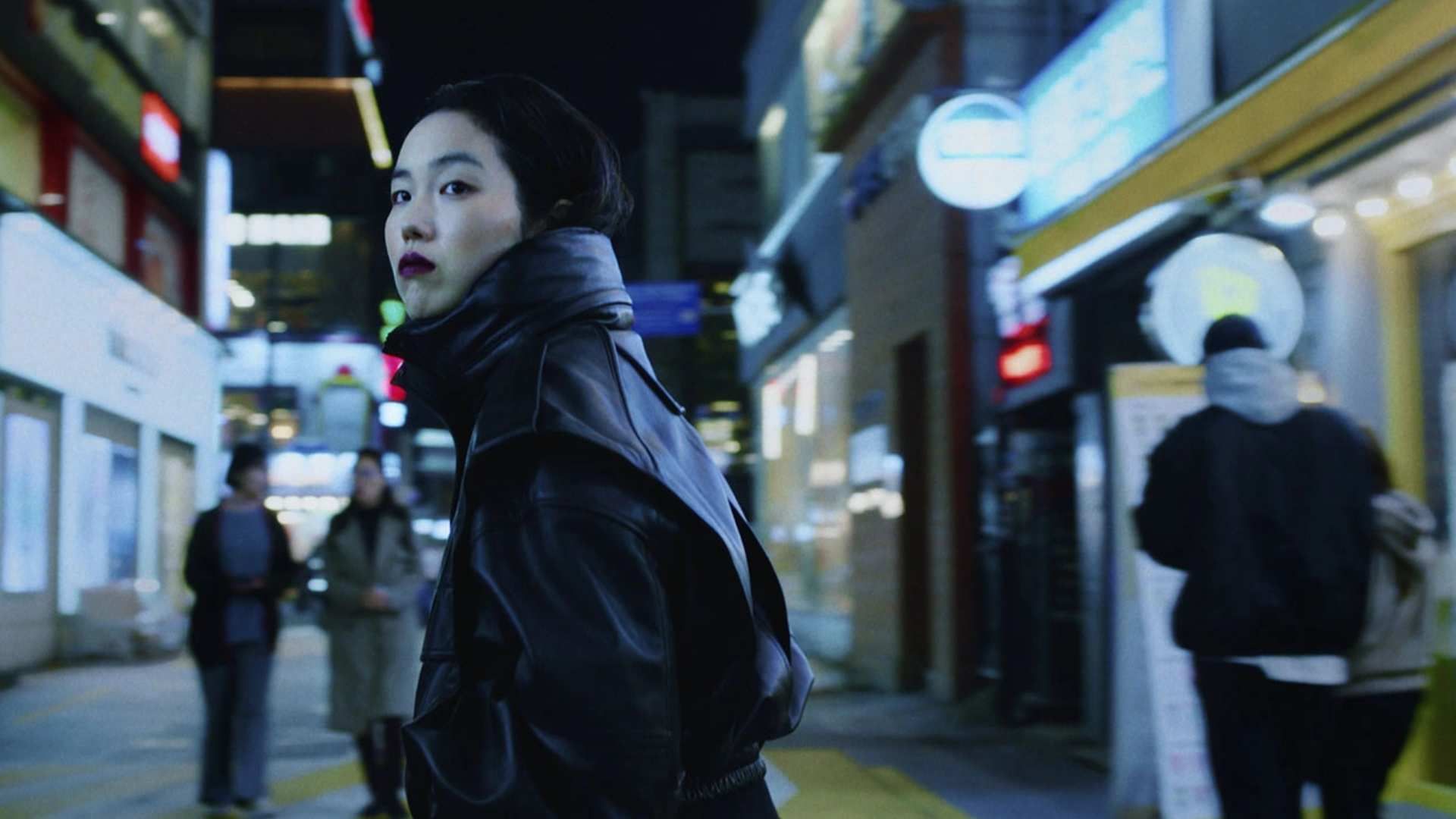 جی مین پارک در حال گشتن در سئول در فیلم Return to Seoul