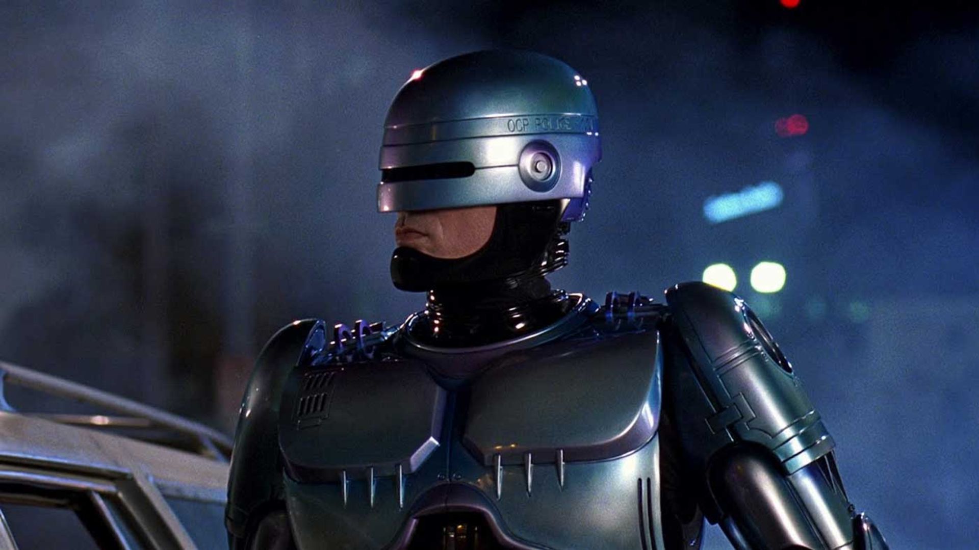 روبوکاپ (پلیس آهنی) در فیلم RoboCop، یکی از برترین فیلم های ابرقهرمانی تاریخ سینما