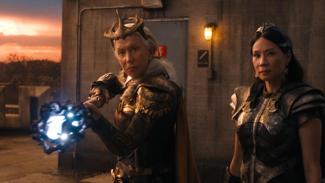 هلن میرن و لوسی لیو با عصا قدرت در پشت بام مدرسه در فیلم Shazam! Fury of the Gods