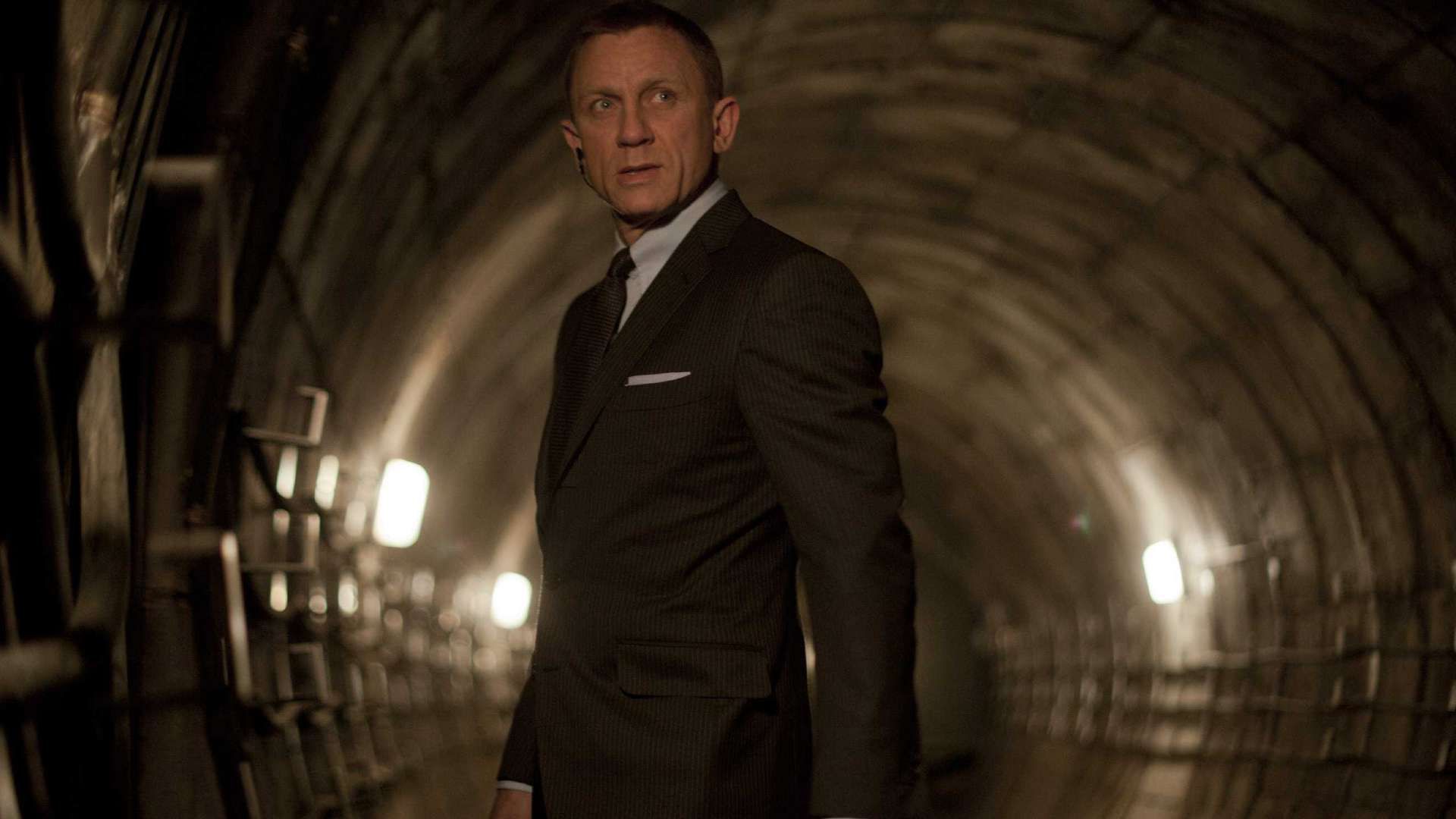 دنیل کریگ با یک اسلحه در تونل در فیلم Skyfall