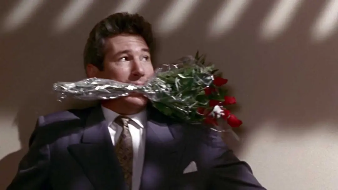 نگه داشتن گل های سرخ با دهان در فیلم Pretty Woman، محصول سال ۱۹۹۰ میلادی با نقش‌آفرینی جولیا رابرتز 