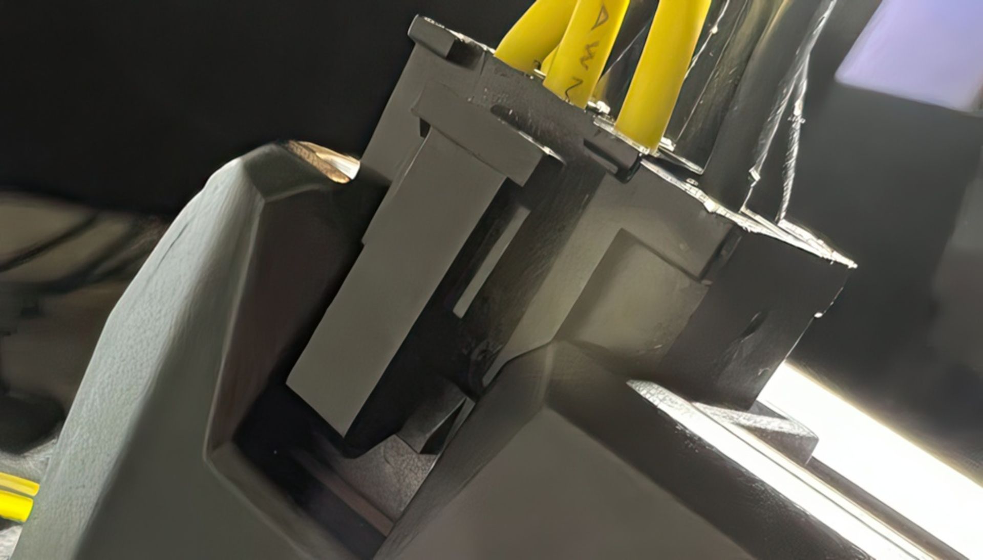 مشکل کابل برق کارت گرافیک AMD Radeon RX 7600