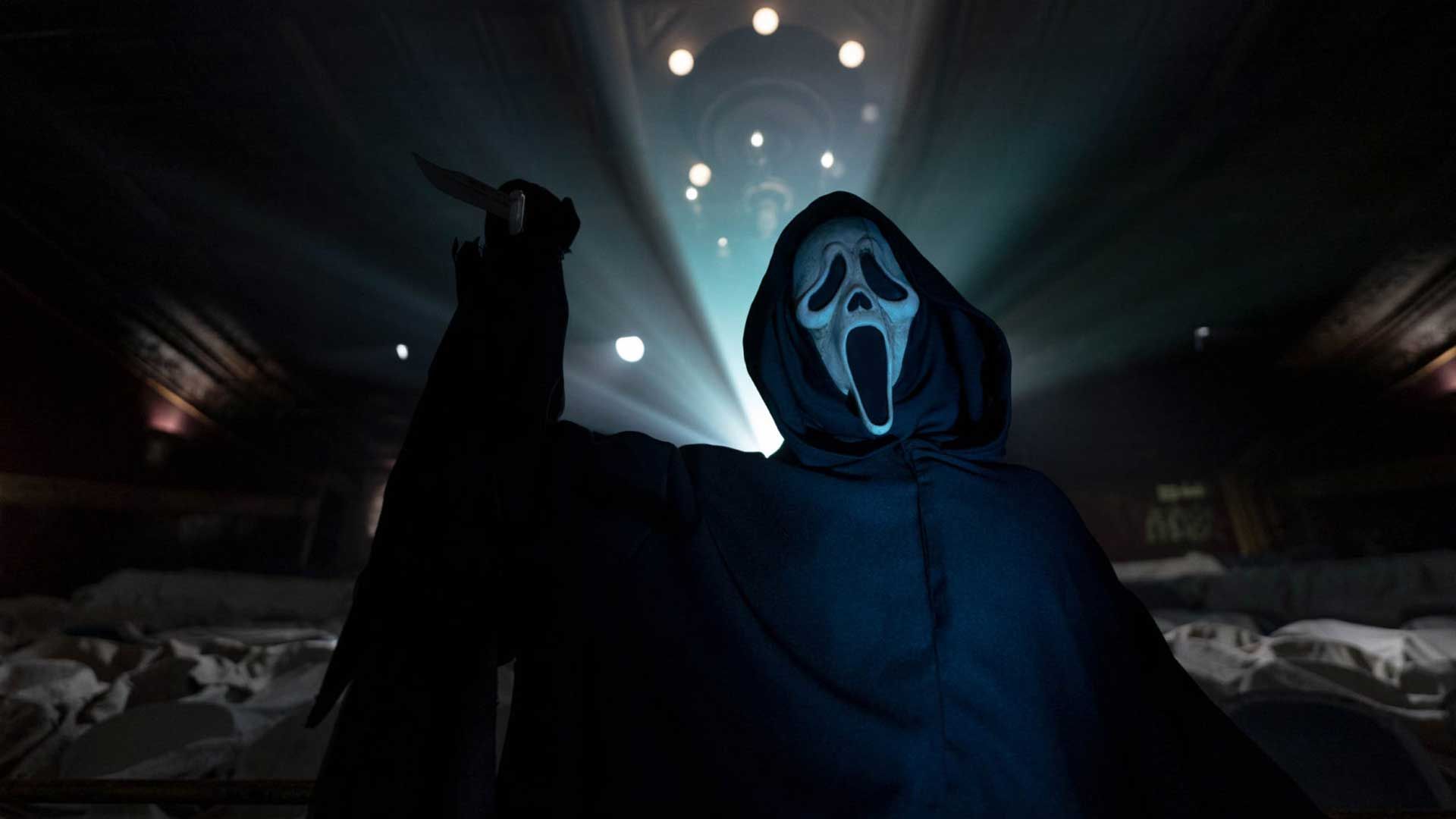 گوست فیس آماده قتل مقابل پروژکتور در فیلم Scream VI (جیغ ۶)