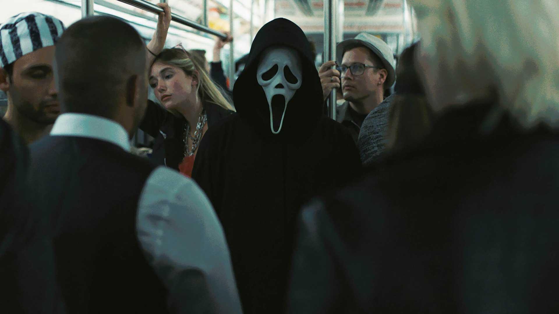 نقد فیلم اسلشر جیغ ۶ | تصویر قاتل با ماسک سفید در مترو فیلم Scream 6