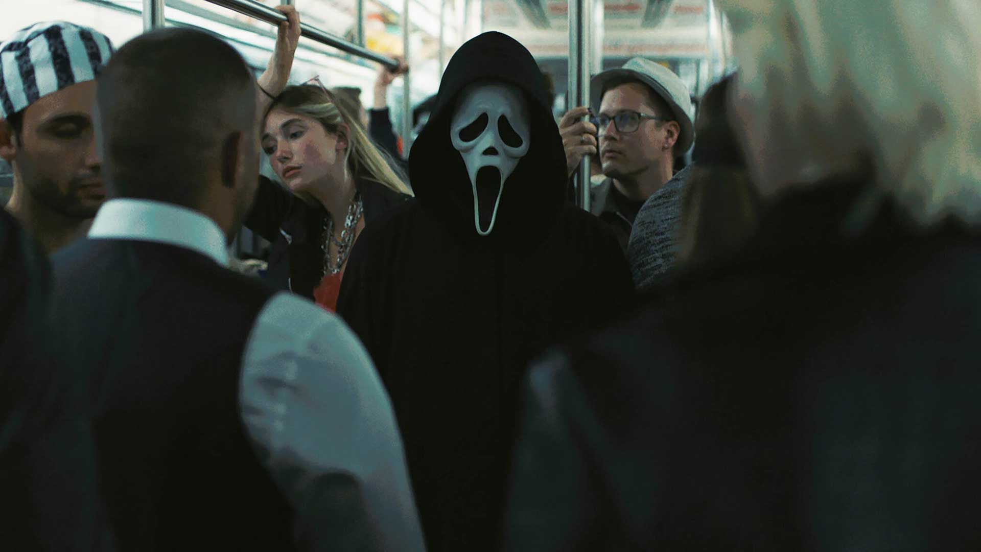 نقد فیلم اسلشر جیغ ۶ | تصویر قاتل با ماسک سفید در مترو فیلم Scream 6