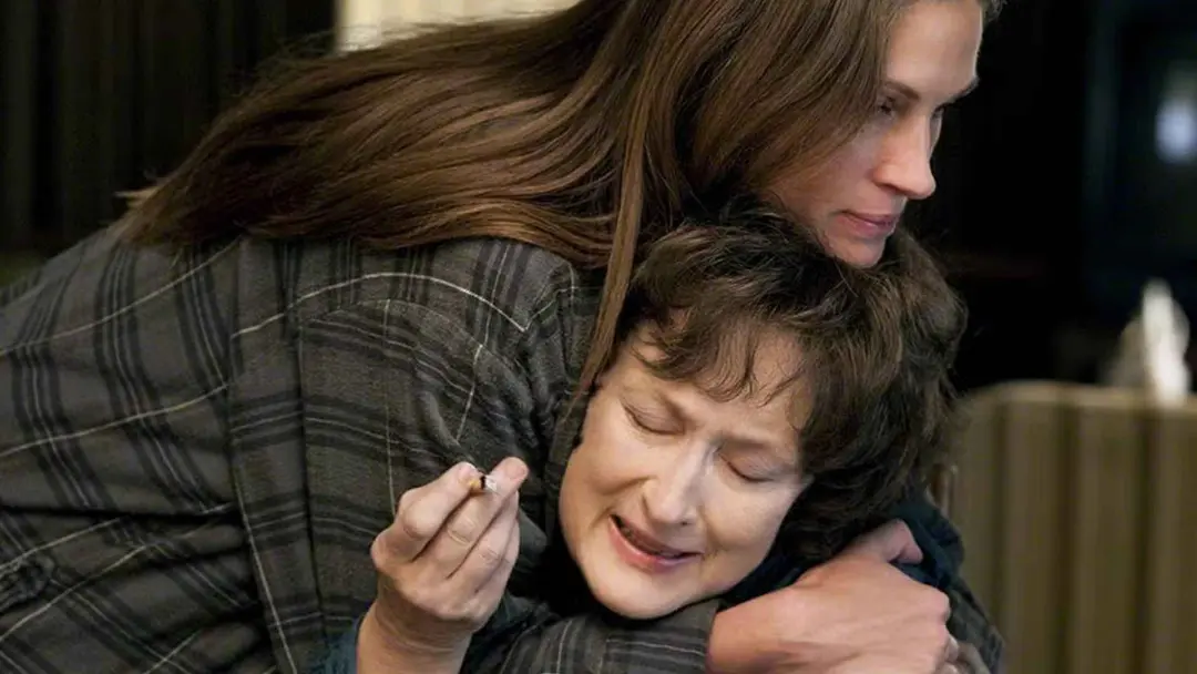 جولیا رابرتس در فیلم August: Osage County مریل استریپ را بغل کرده است