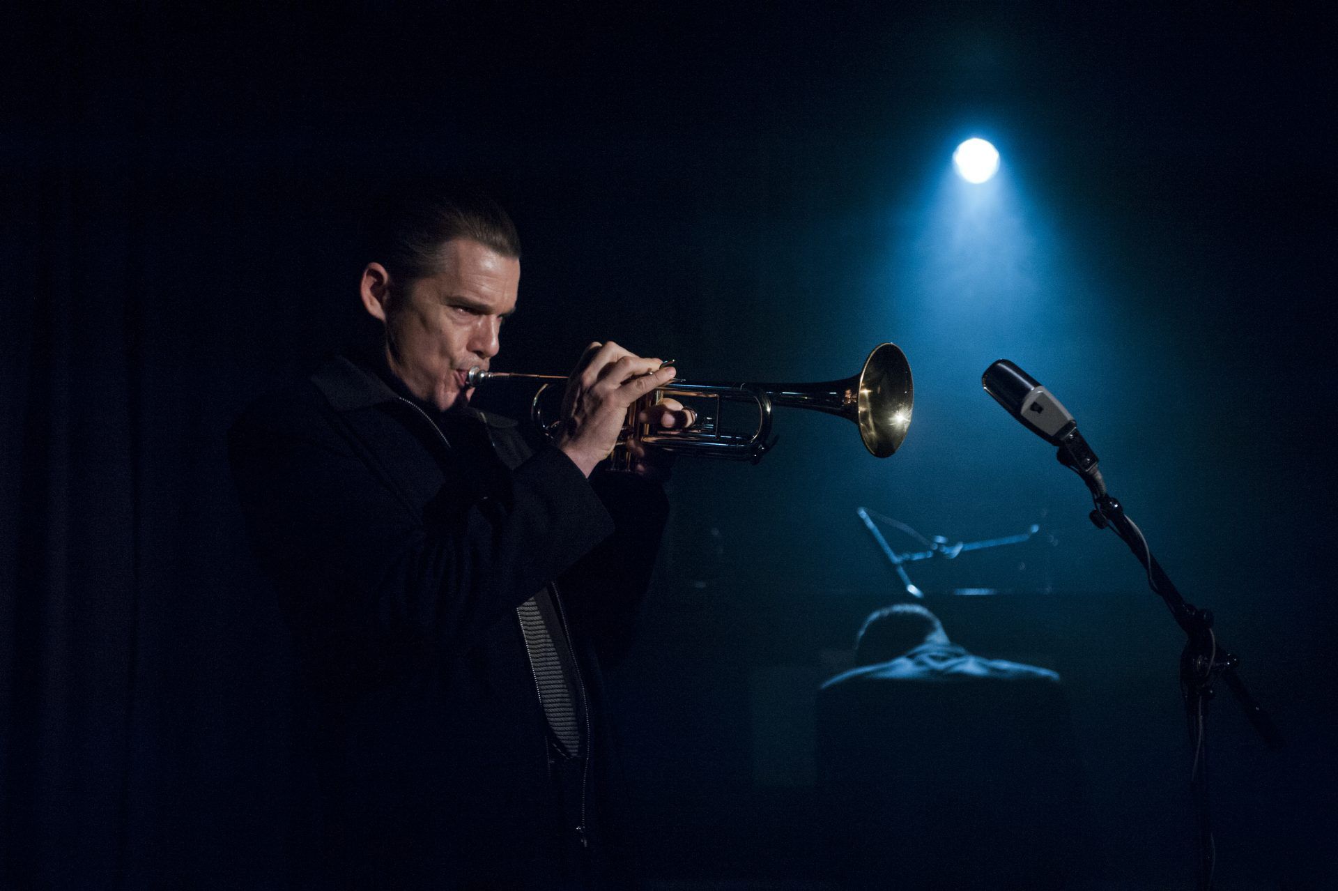 ایتن هاوک در نقش چت بیکر در فیلم Born to Be Blue